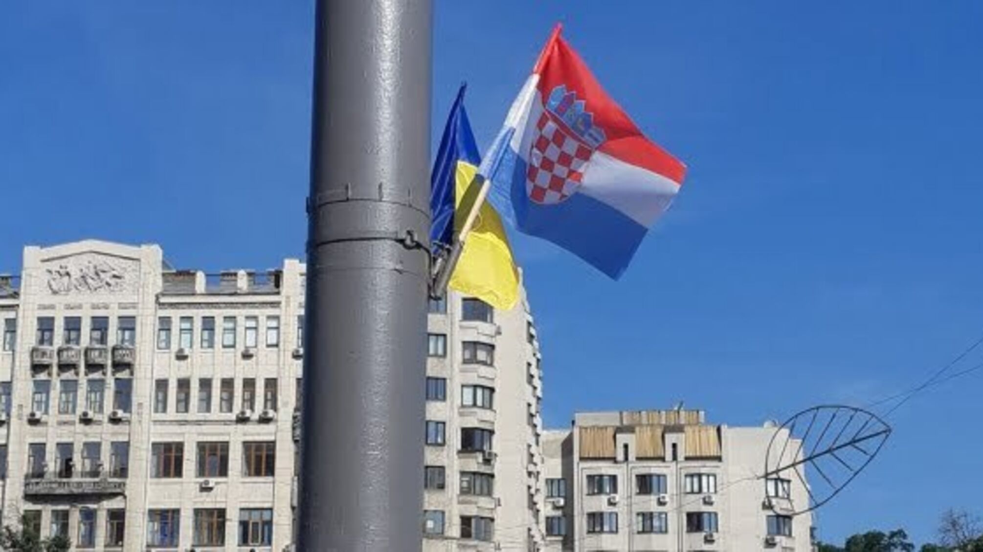 На головній вулиці Києва вивісили прапори Хорватії