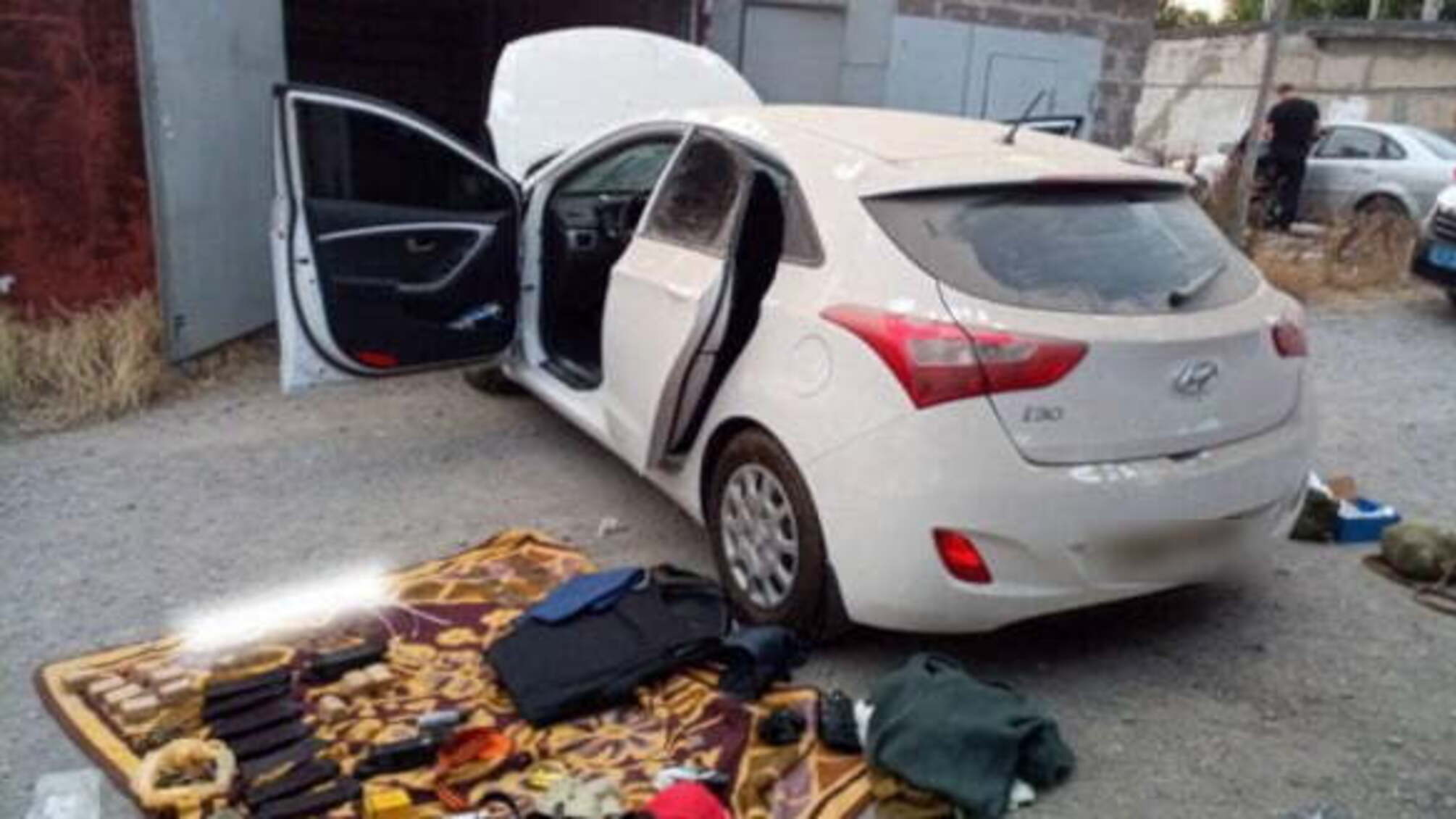 На Донеччині у викраденому авто знайшли арсенал зброї терористів