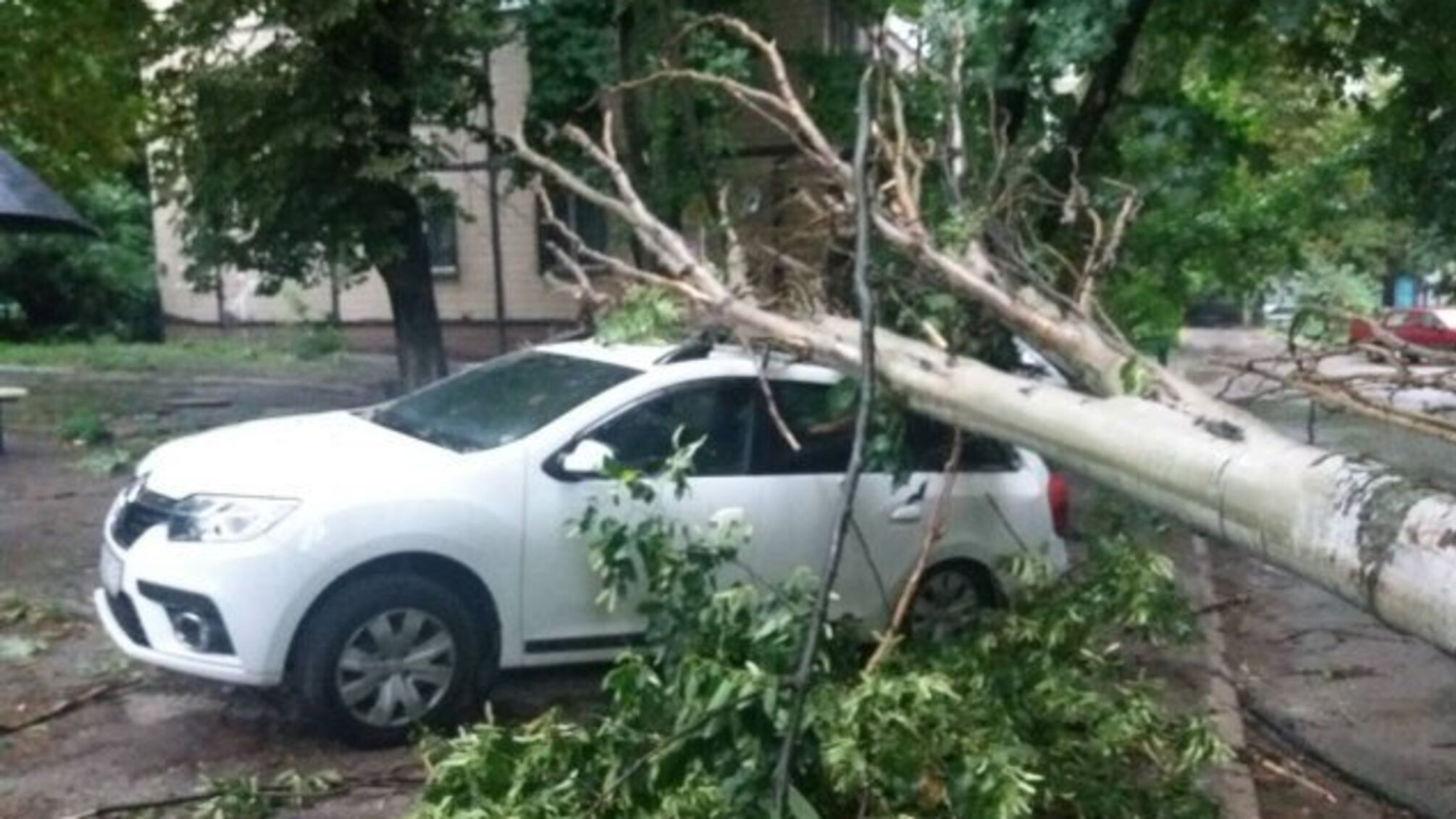 Дніпро заливає водою: в Мережі з'явилися перші кадри наслідків негоди