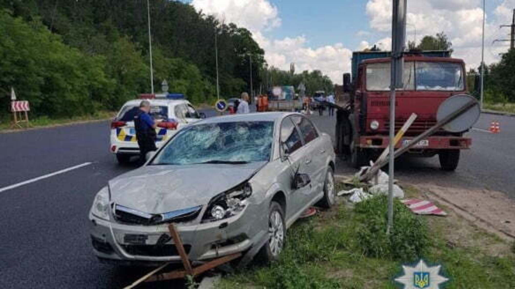 Під Києвом автівка в'їхала у дорожників, є жертви ДТП