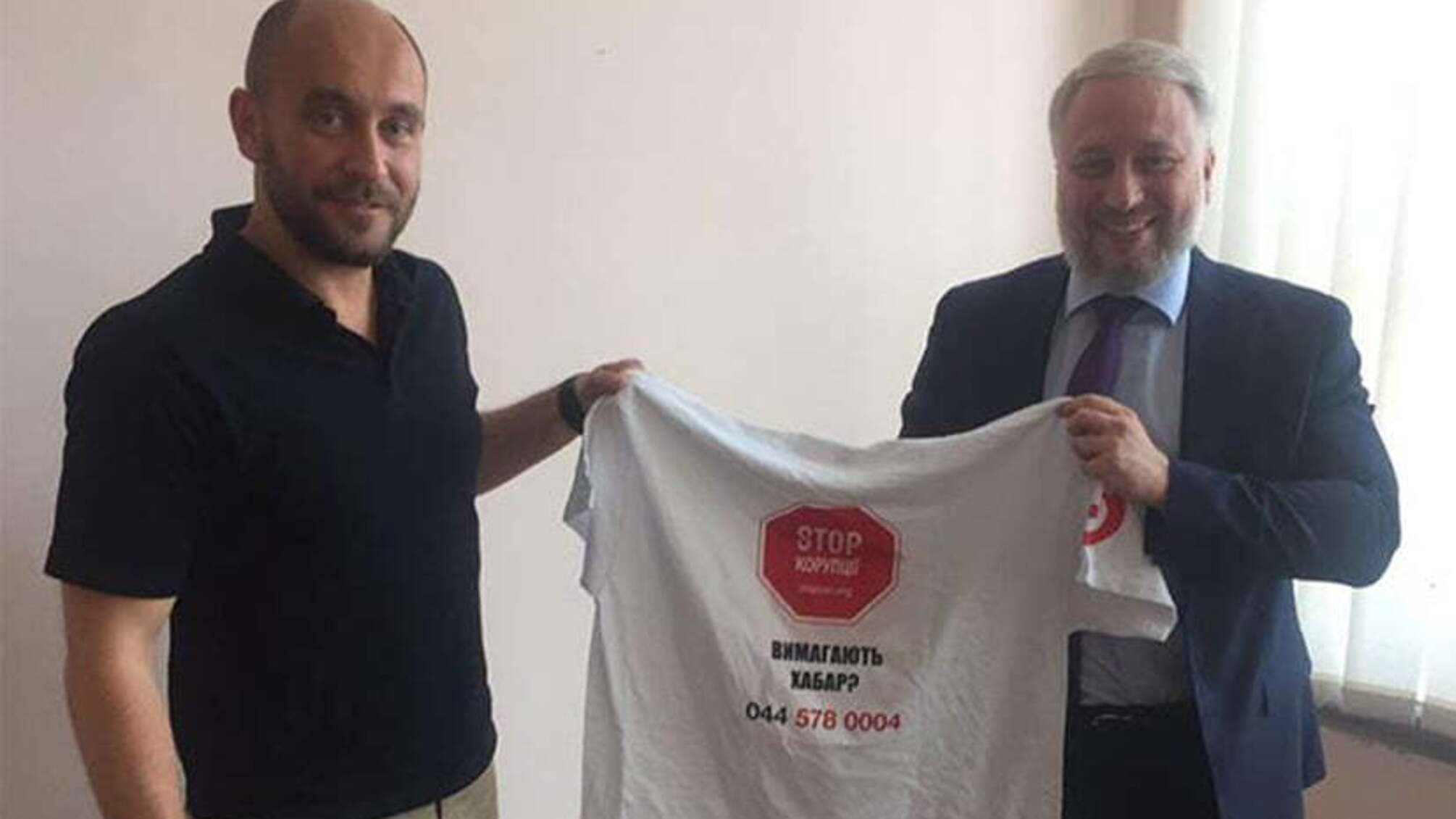 Голова НАЗК Мангул отримав у подарунок футболку 'Стоп корупції'