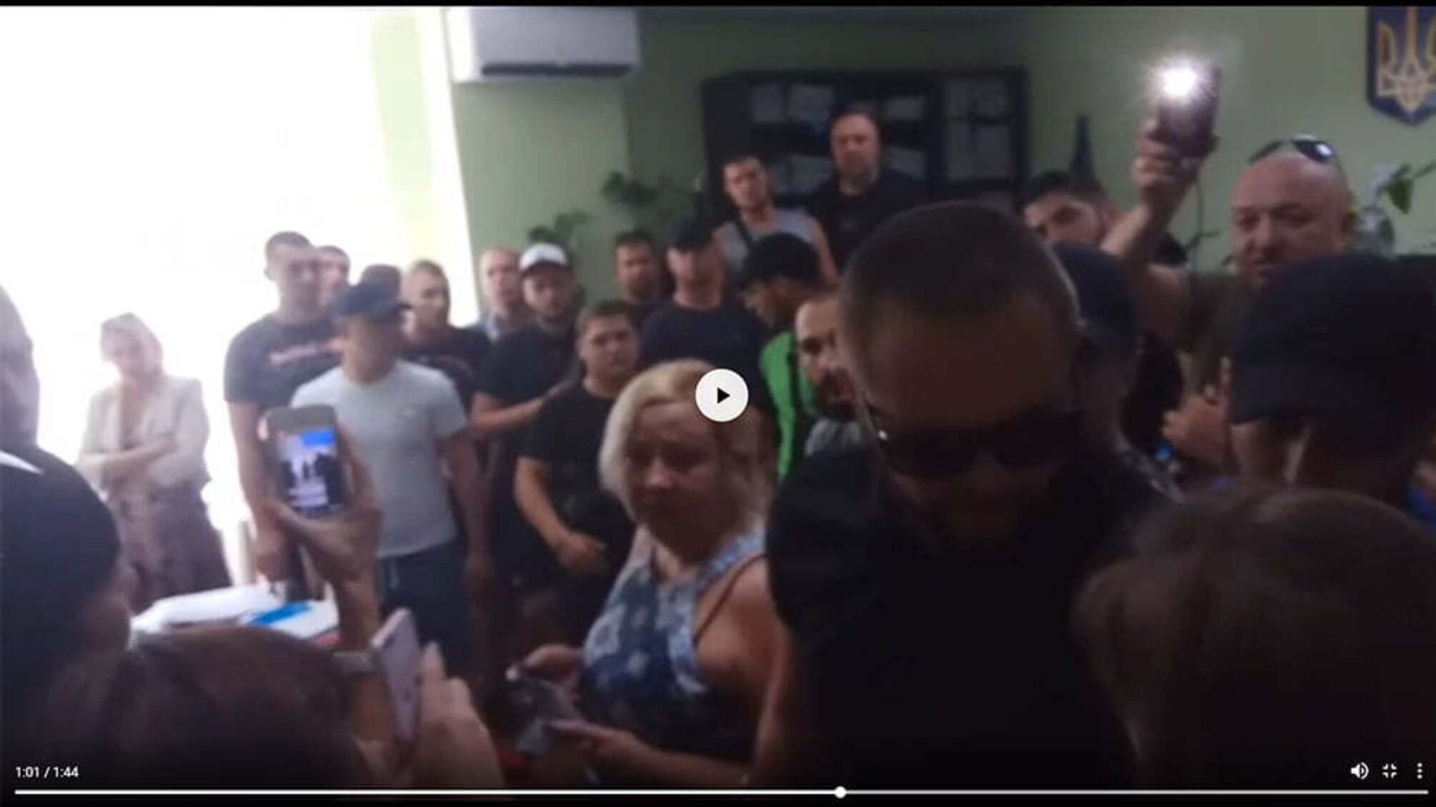 Бійка в суді – агресивні противники звільненого ректора ОНМедУ зі зброєю напали на активістів 'СтопКору' (відео)