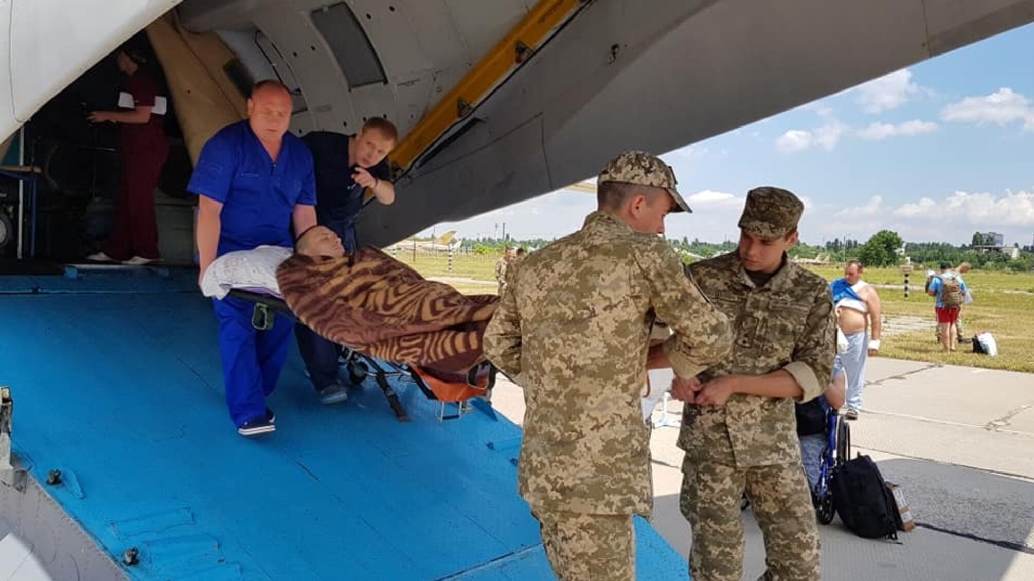 '13 хлопців, 3 важких...' – в Одесу прибув екстрений борт з важкопораненими героями ООС – кадри
