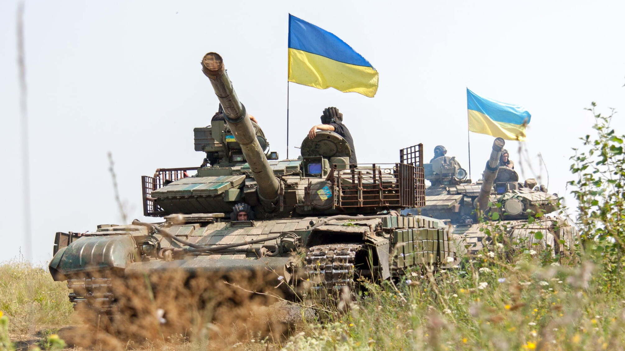 На Донбасі українських військових обстріляли з важкого озброєння