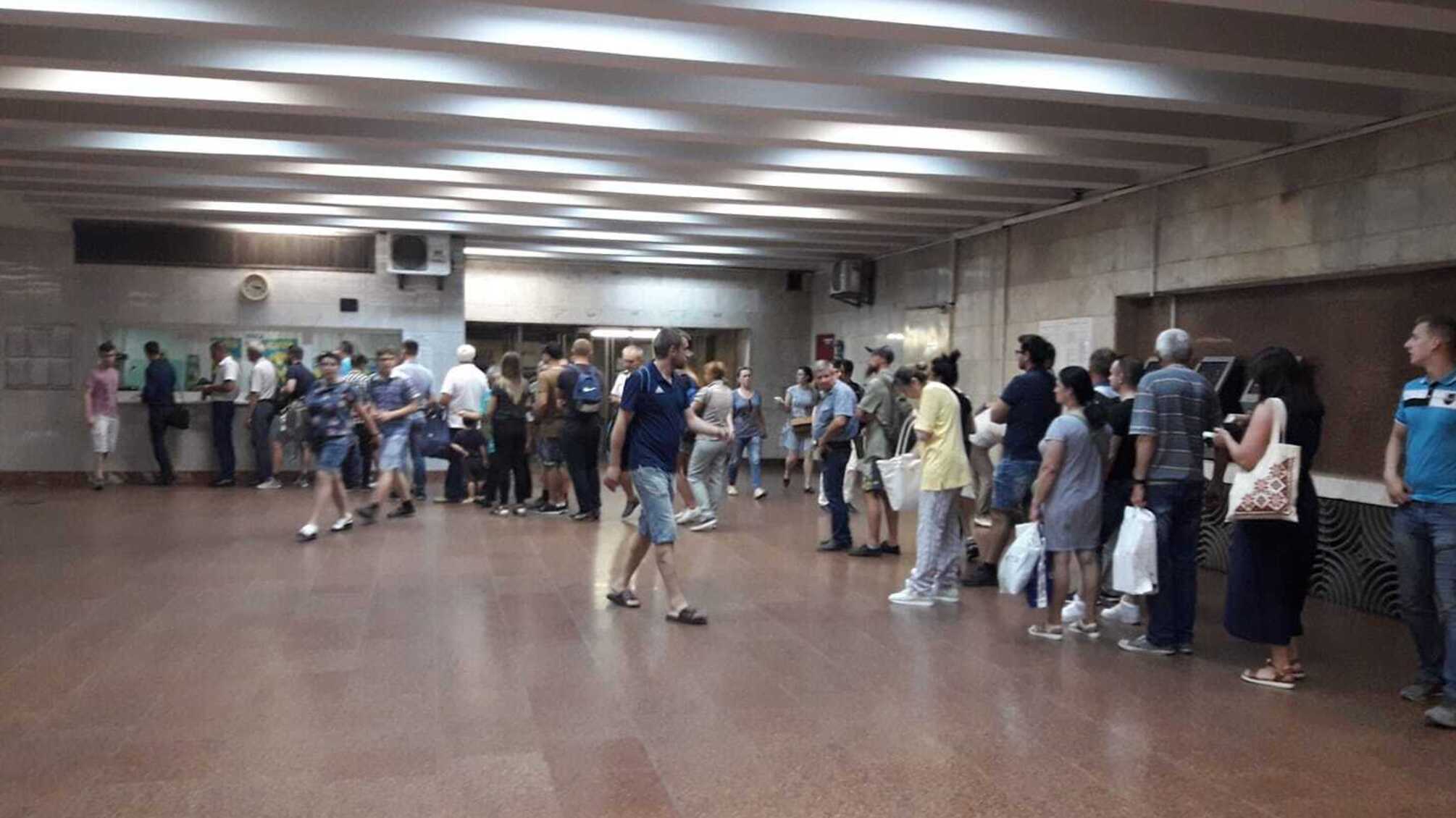 Автомати з продажу жетонів у київському метро досі не працюють, до кас величезні черги (відео)