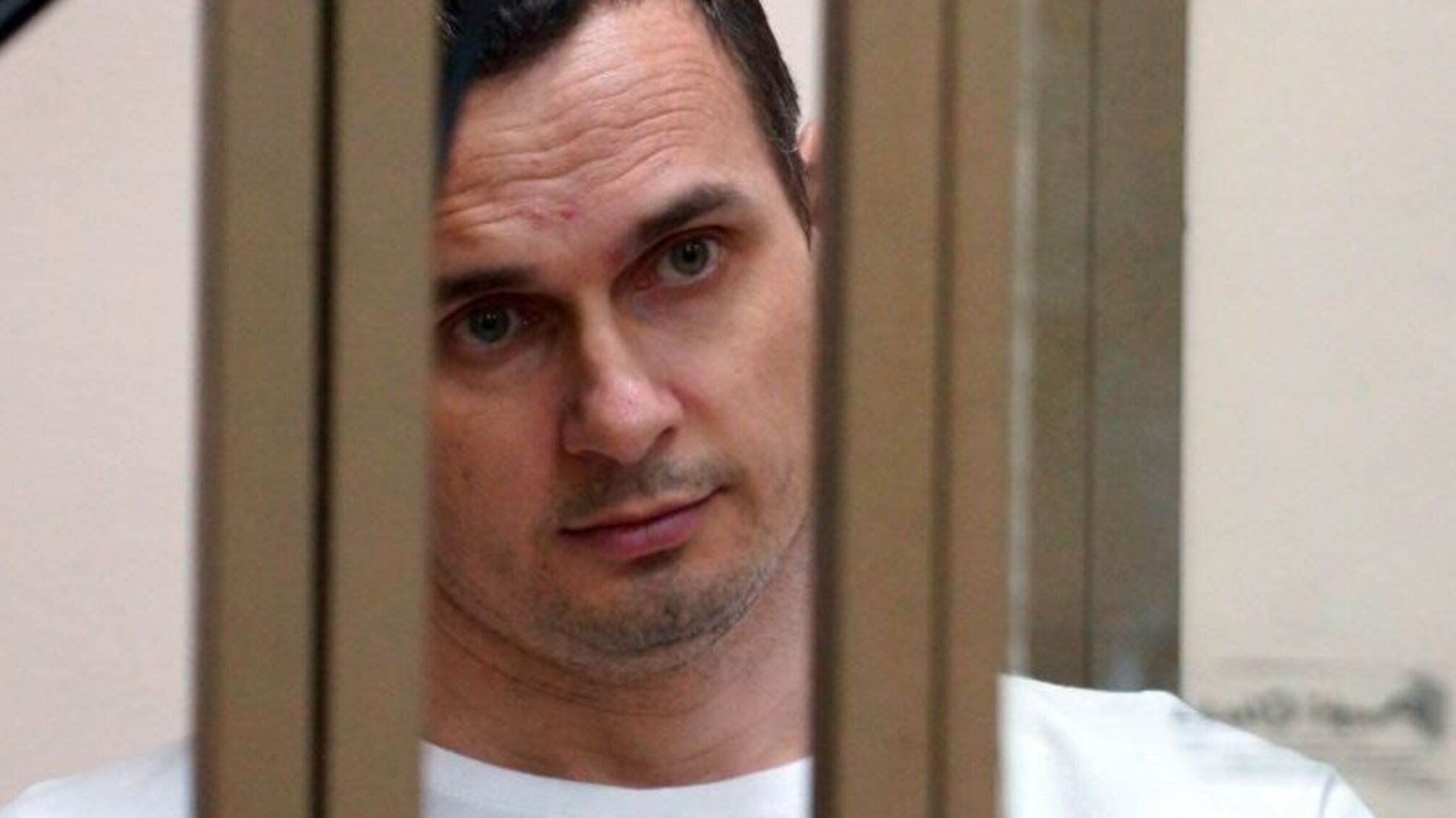 'Живий і бореться, але йому дуже важко, він вимотаний', – крик сестри Сенцова