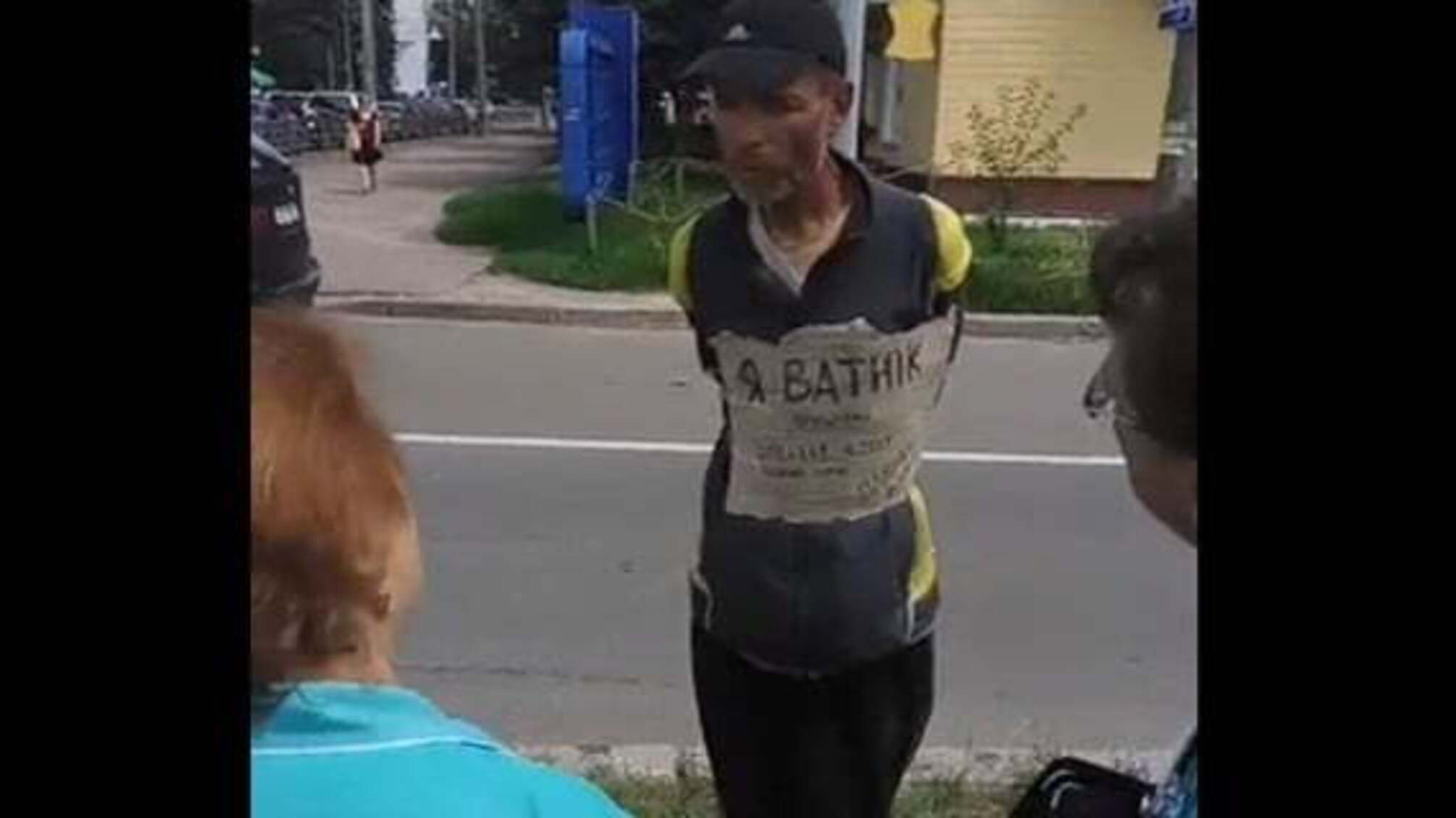 Кричав, що хоче в Росію: в Чернігові чоловіка прив'язали до стовпа з табличкою 'Я ватник'