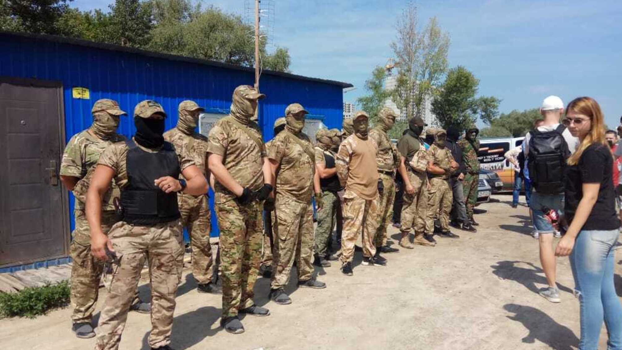 Бійка, підпал та стрілянина - на Осокорки навідався Нацкорпус (фото + відео)