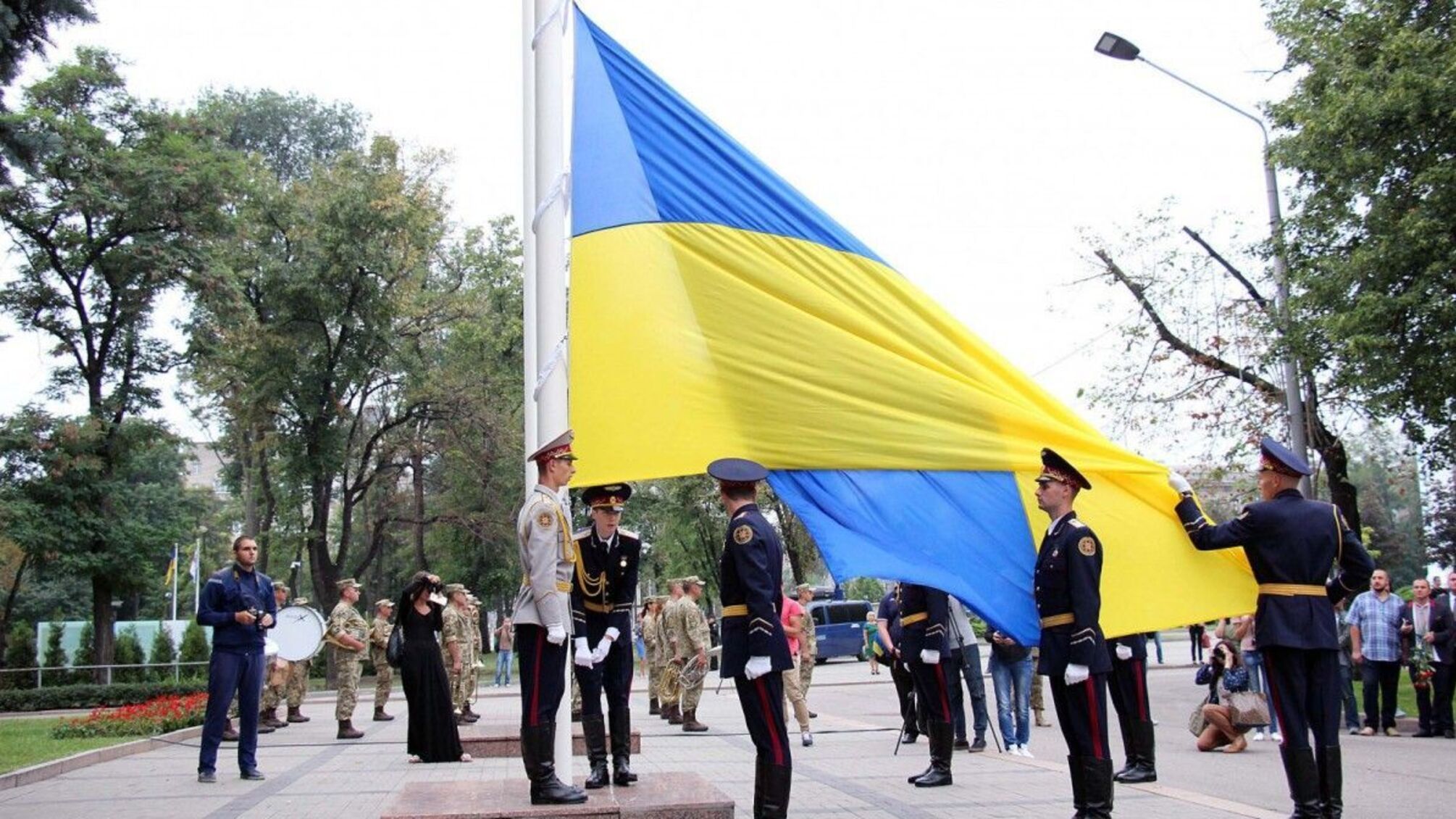 У Дніпрі Порошенко підняв найбільше синьо-жовте знамено до Дня Державного прапора