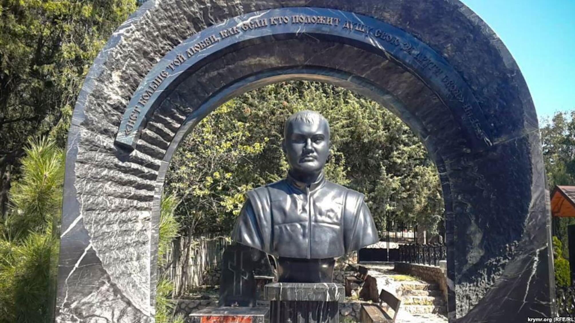 Цитата на пам'ятнику загиблого сина Януковича 'підірвала' громадськість: в РФ розганяють дивні версії