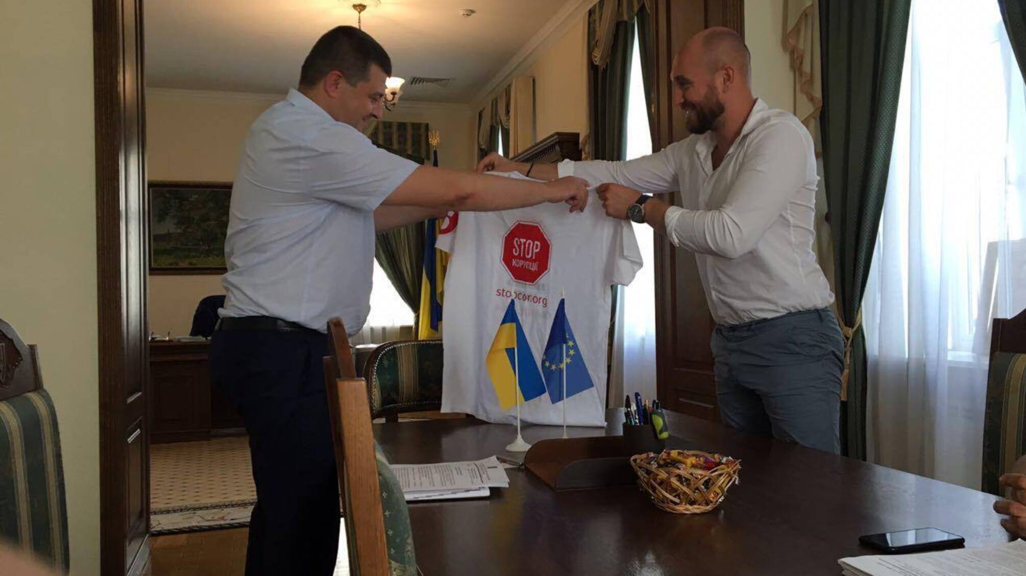 Новому прокурору Київщини подарували футболку 'Стоп Корупції'