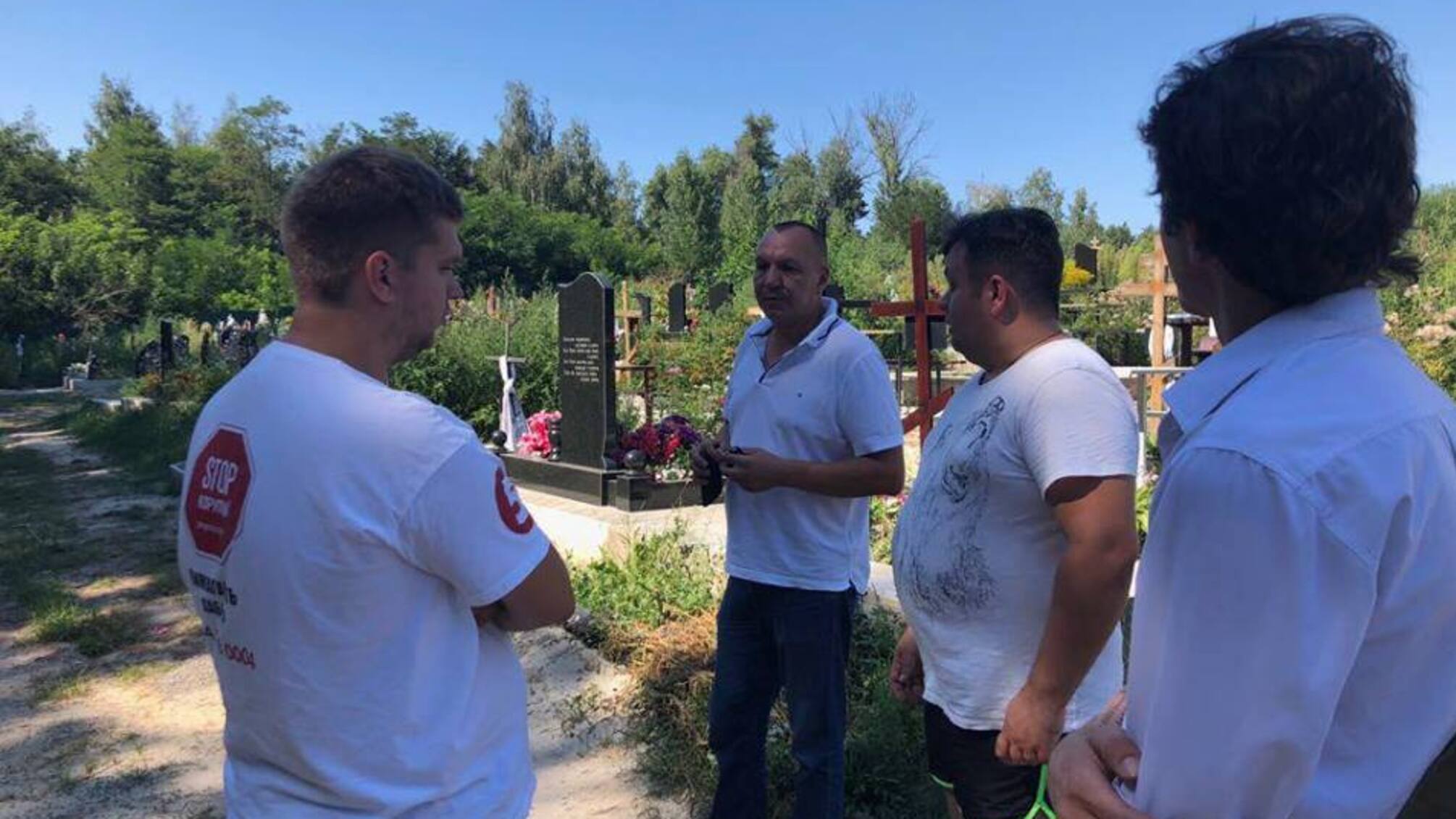 Життя на кладовищі: у Вишгороді влада ховатиме людей упритул із приватним сектором