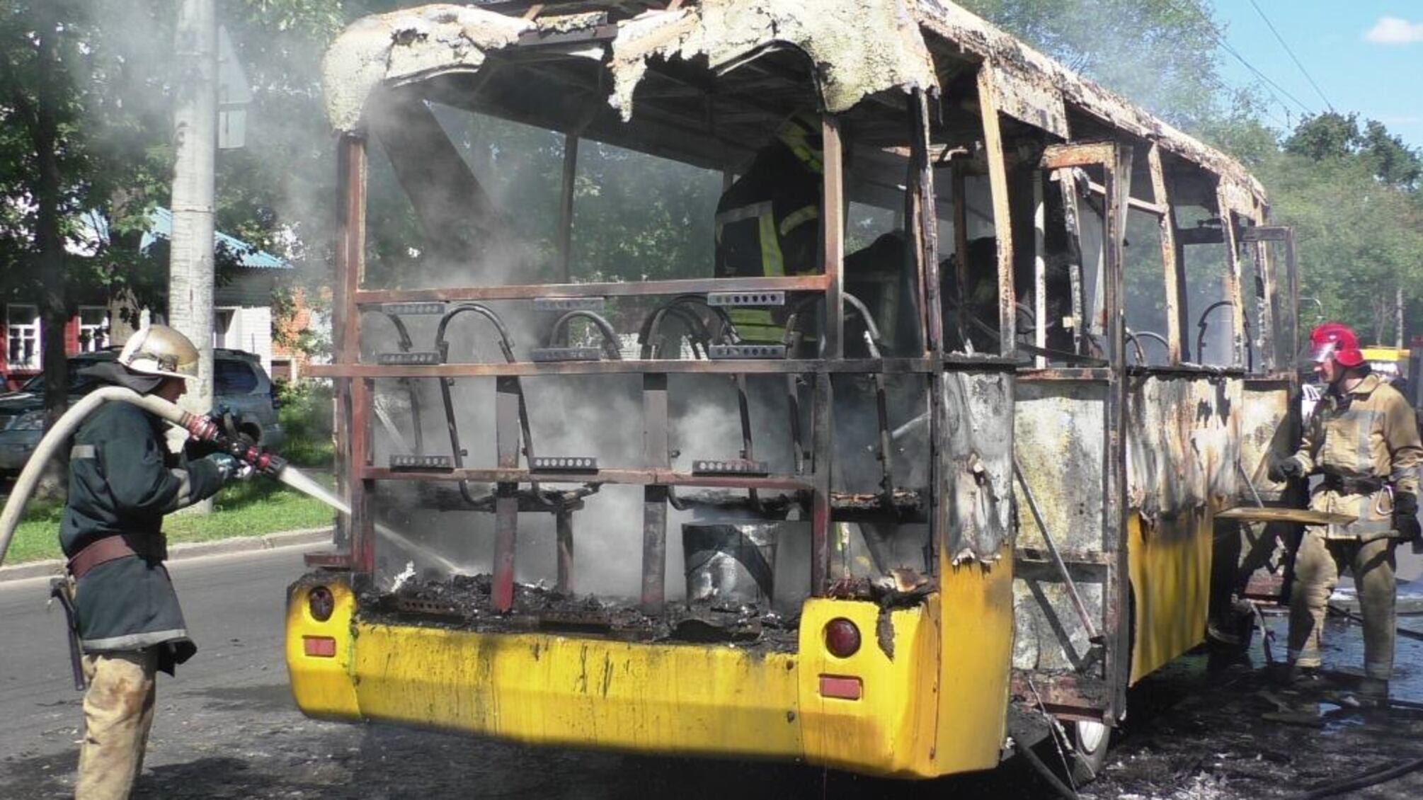 У Чернігові посеред вулиці вщент вигоріла маршрутка