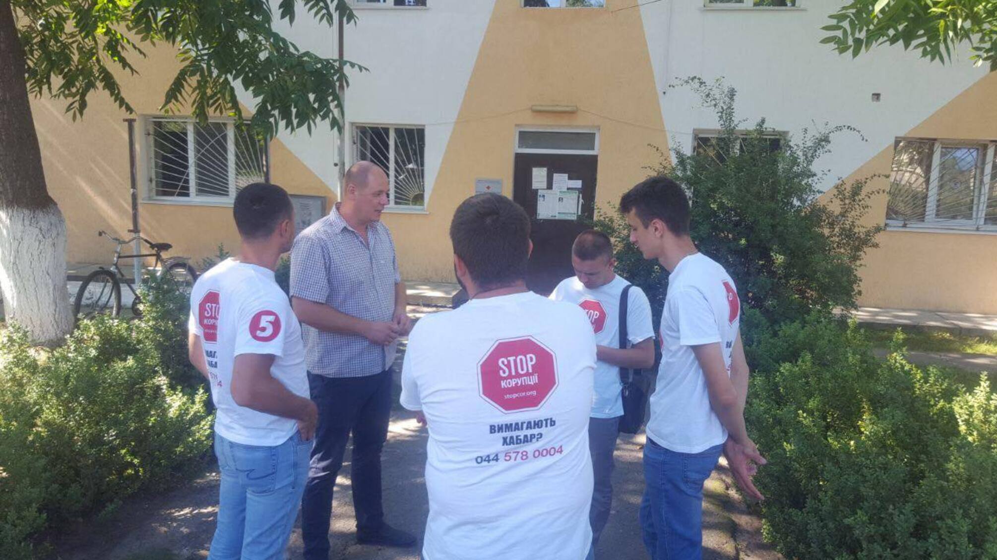 По вуха у смітті: на Київщині голова сільради зволікає з ліквідацією полігону у селі