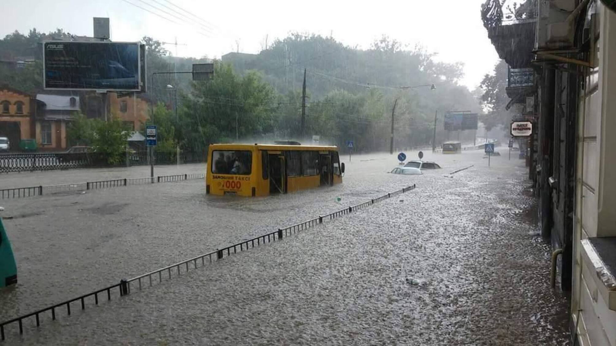 Потужна злива у Львові: вода затопила центр міста