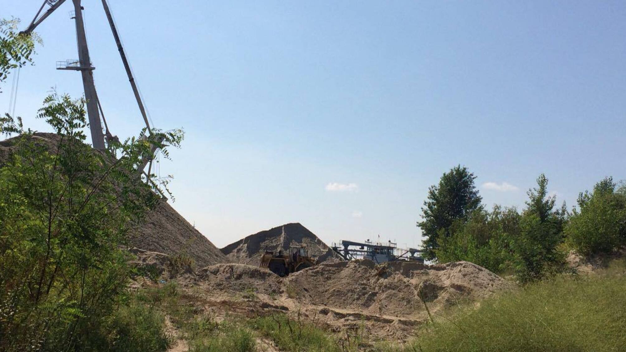 Зловили на гарячому: 'СтопКор' дізнався, хто скуповує пісок у столичних браконьєрів