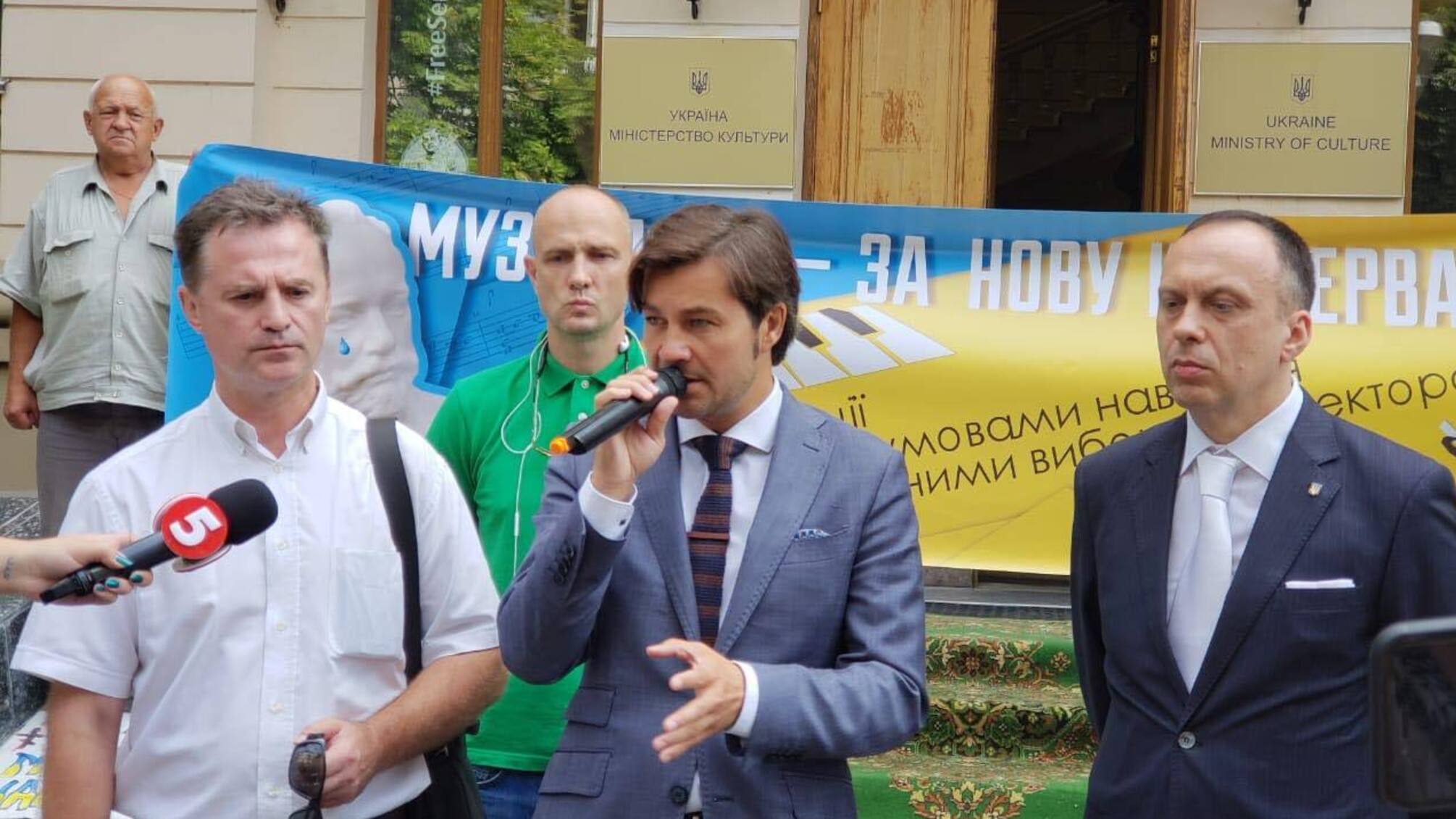 Міністр культури Нищук втік від запитань про висотне будівництво в історичному Києві