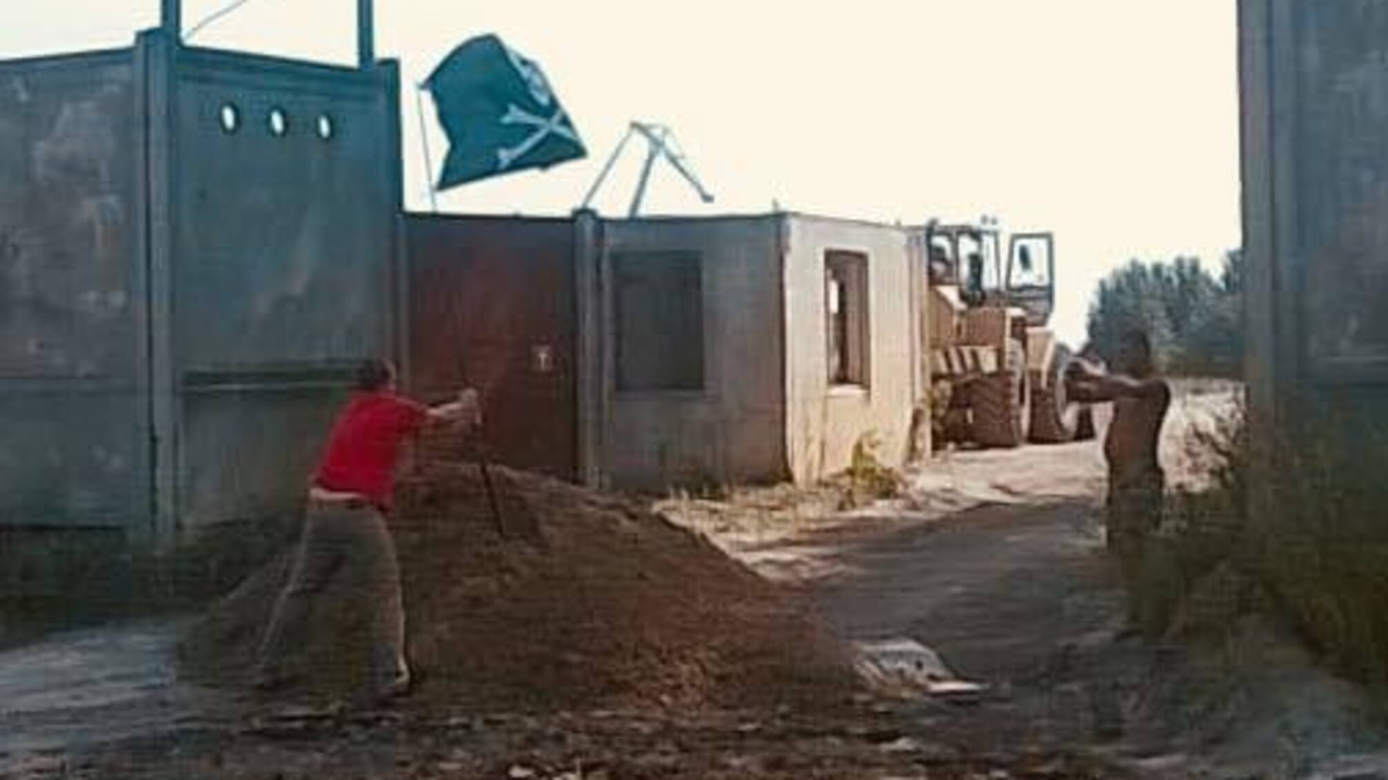 У Києві на точці нелегального видобутку піску з'явився піратський прапор