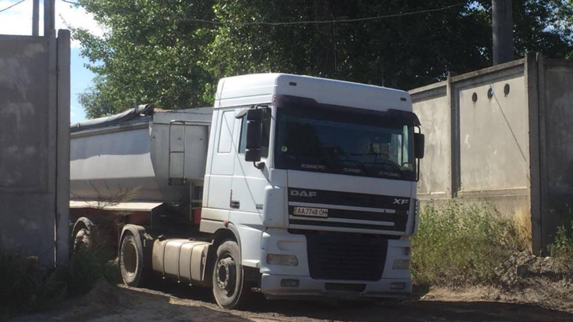Столичні автодорожники купують крадений пісок на Видубичах