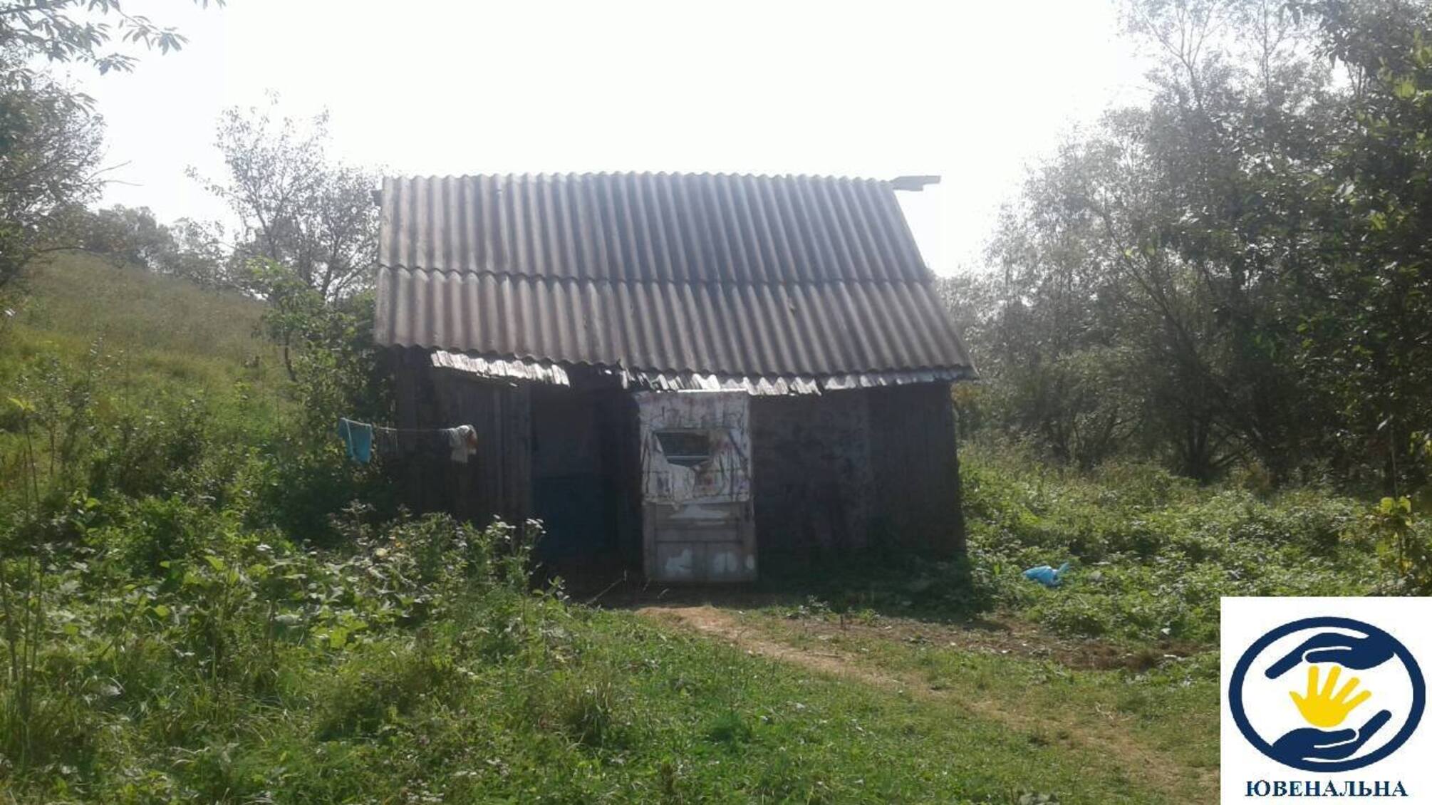На Буковині батьки покинули чотирьох дітей у напівзруйнованому будинку