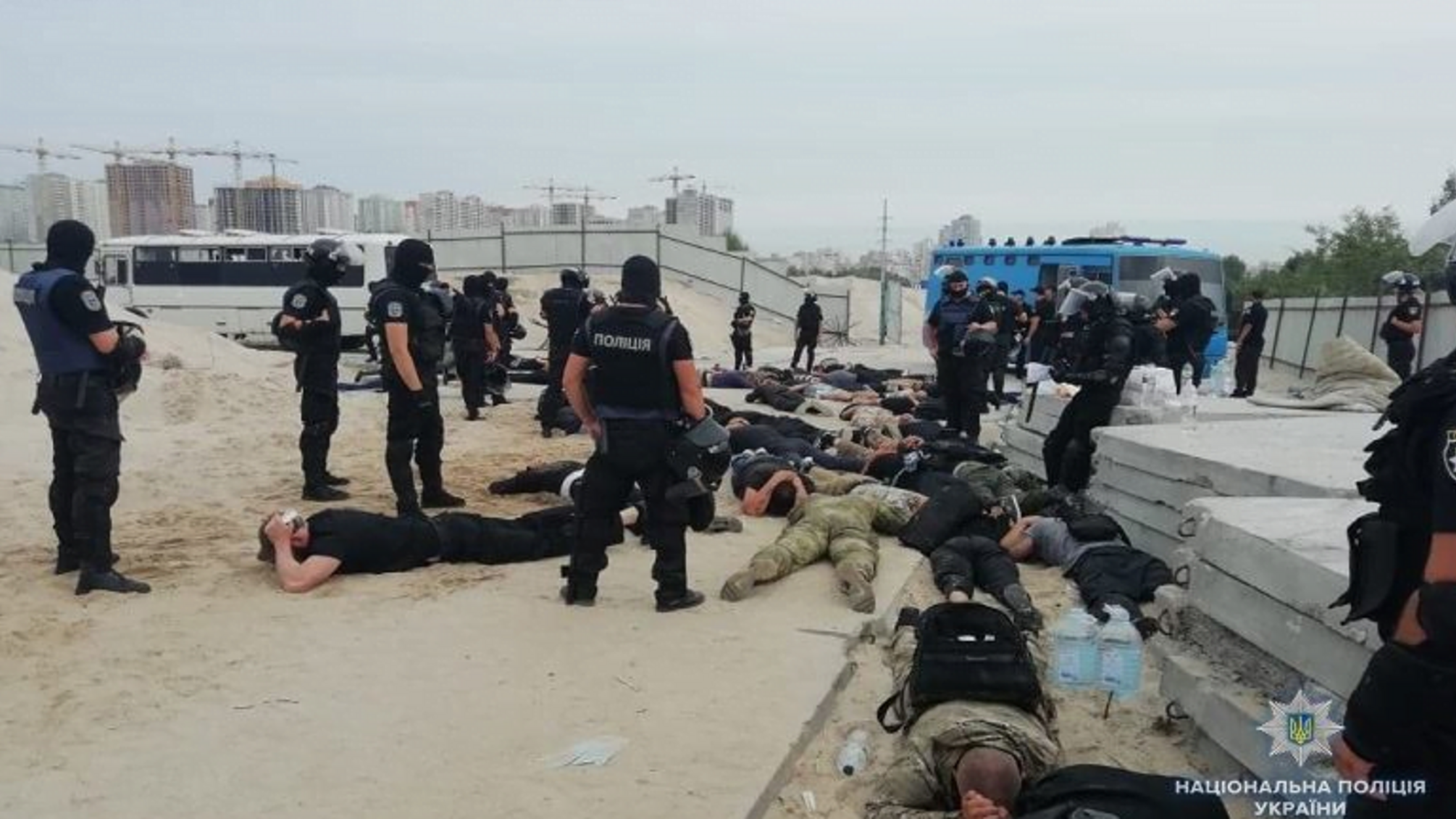 У Даницькому районі Києва затримали 40 озброєних молодиків
