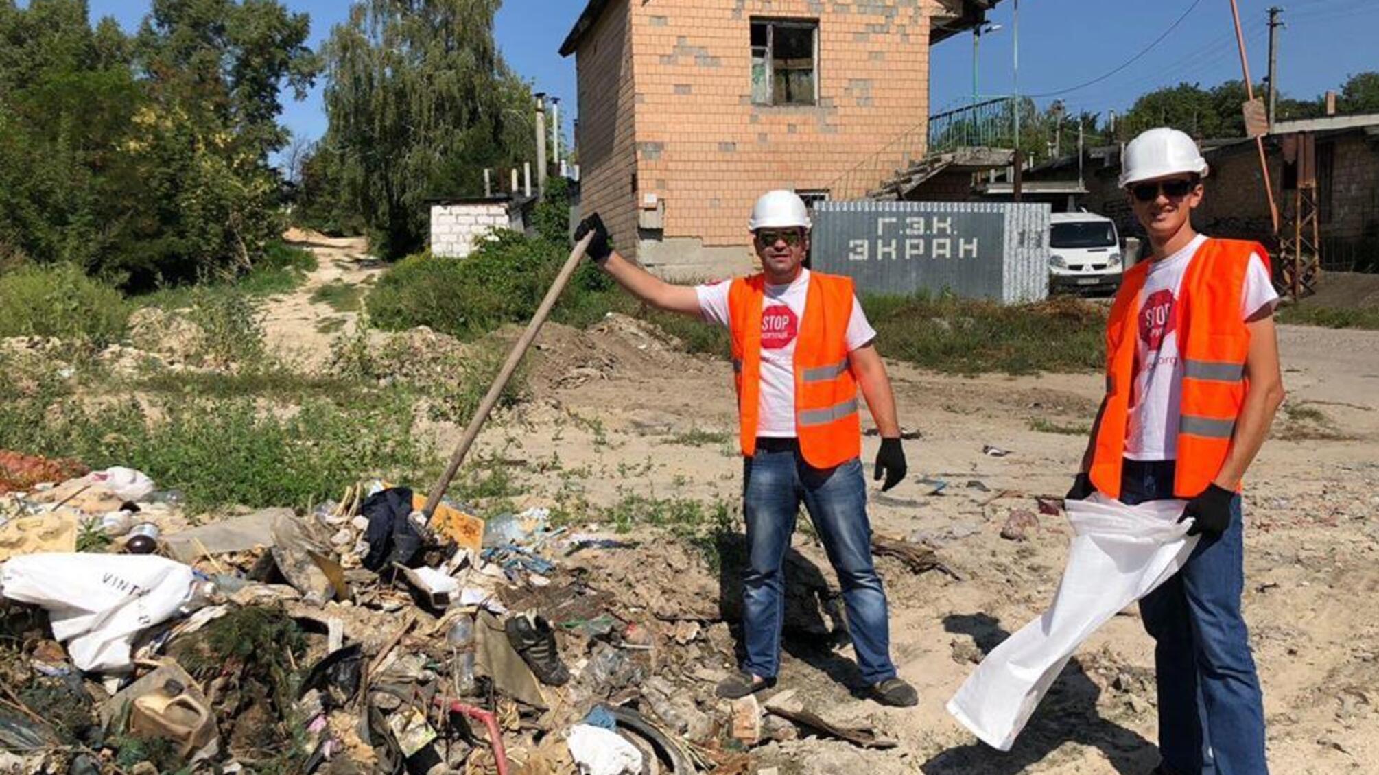 По вуха у смітті – заступнику мера Вишгорода привезли мішки з нелегального полігону