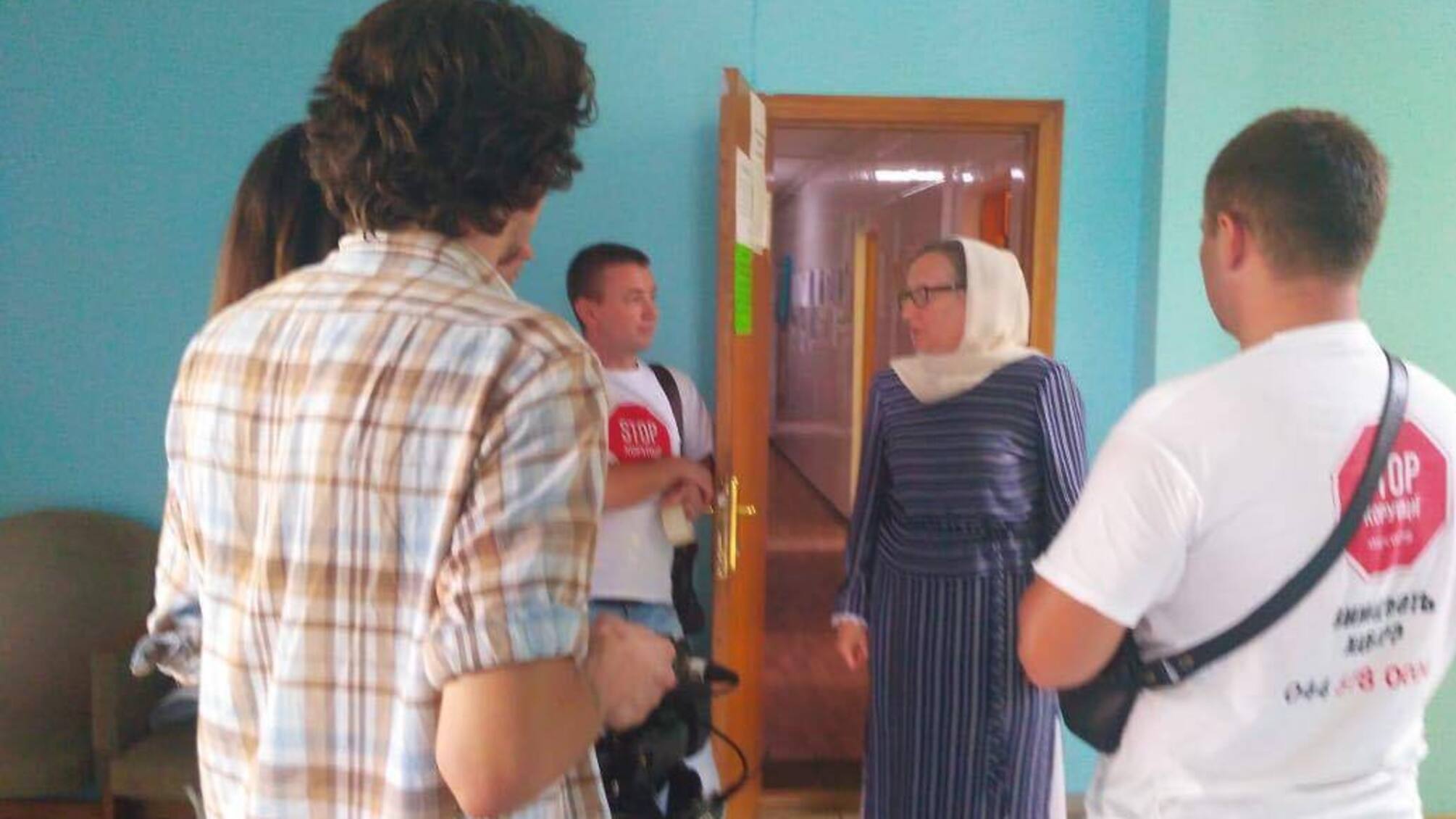 Кабінет голови сільради на Київщині засіяли піском і валютою