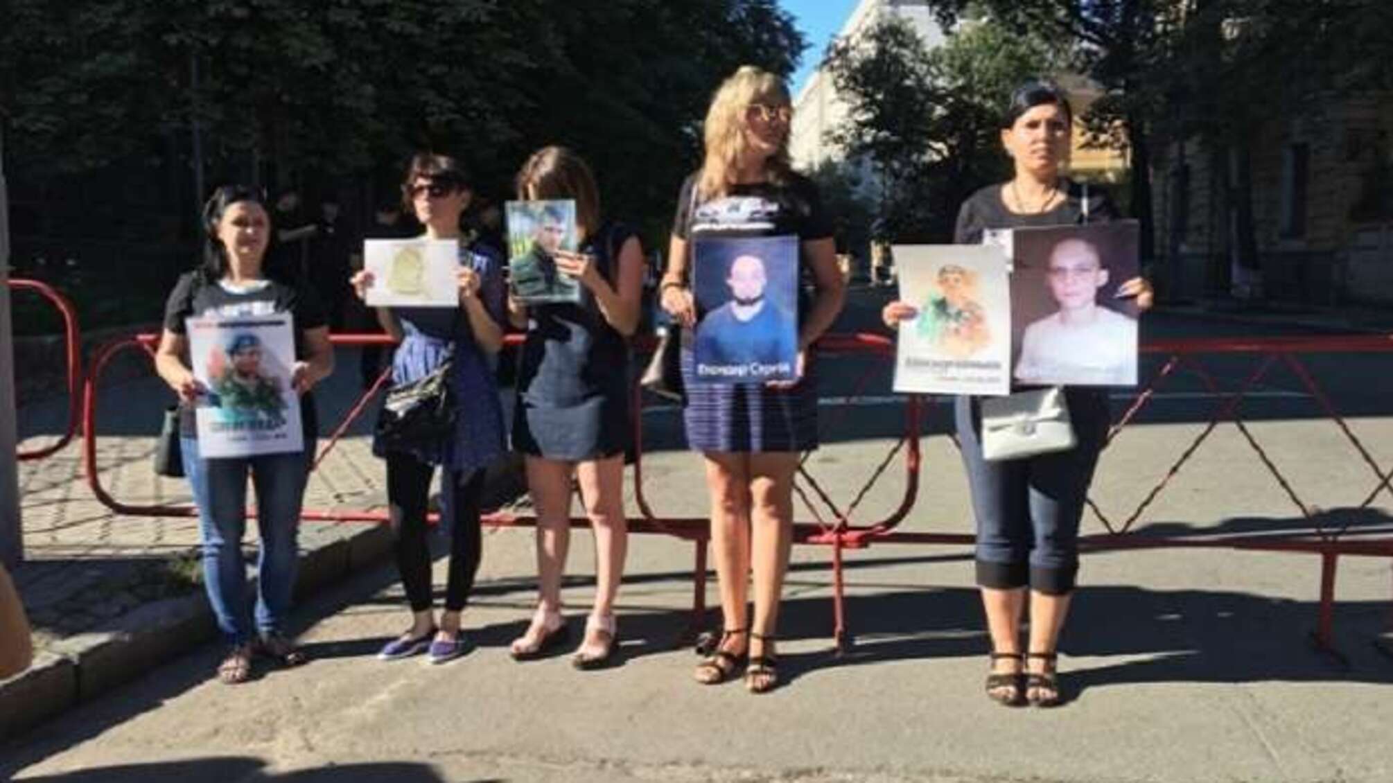 Матері та дружини полонених українців звернулися до Порошенка