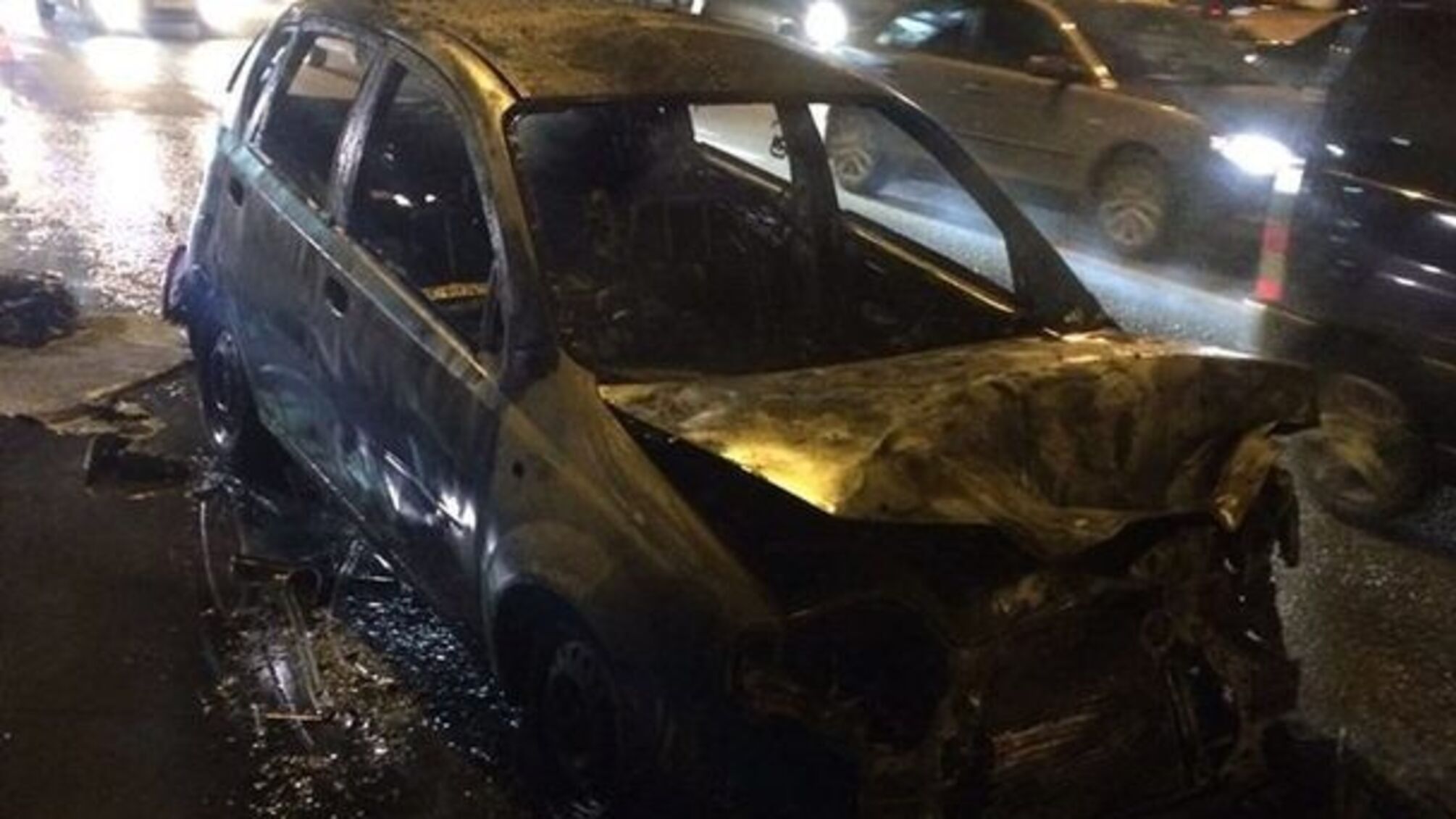 У Києві вщент вигорів автомобіль, є жертви