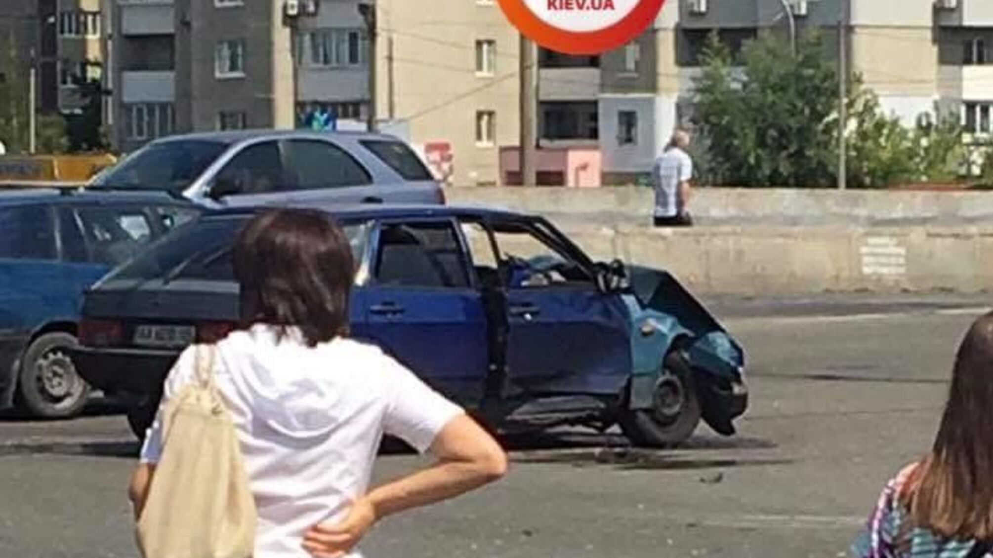 ДТП в Києві: на Троєщині 'Волга', зіткнувшись з ВАЗом, влетіла в перехожих і перекинулася – кадри