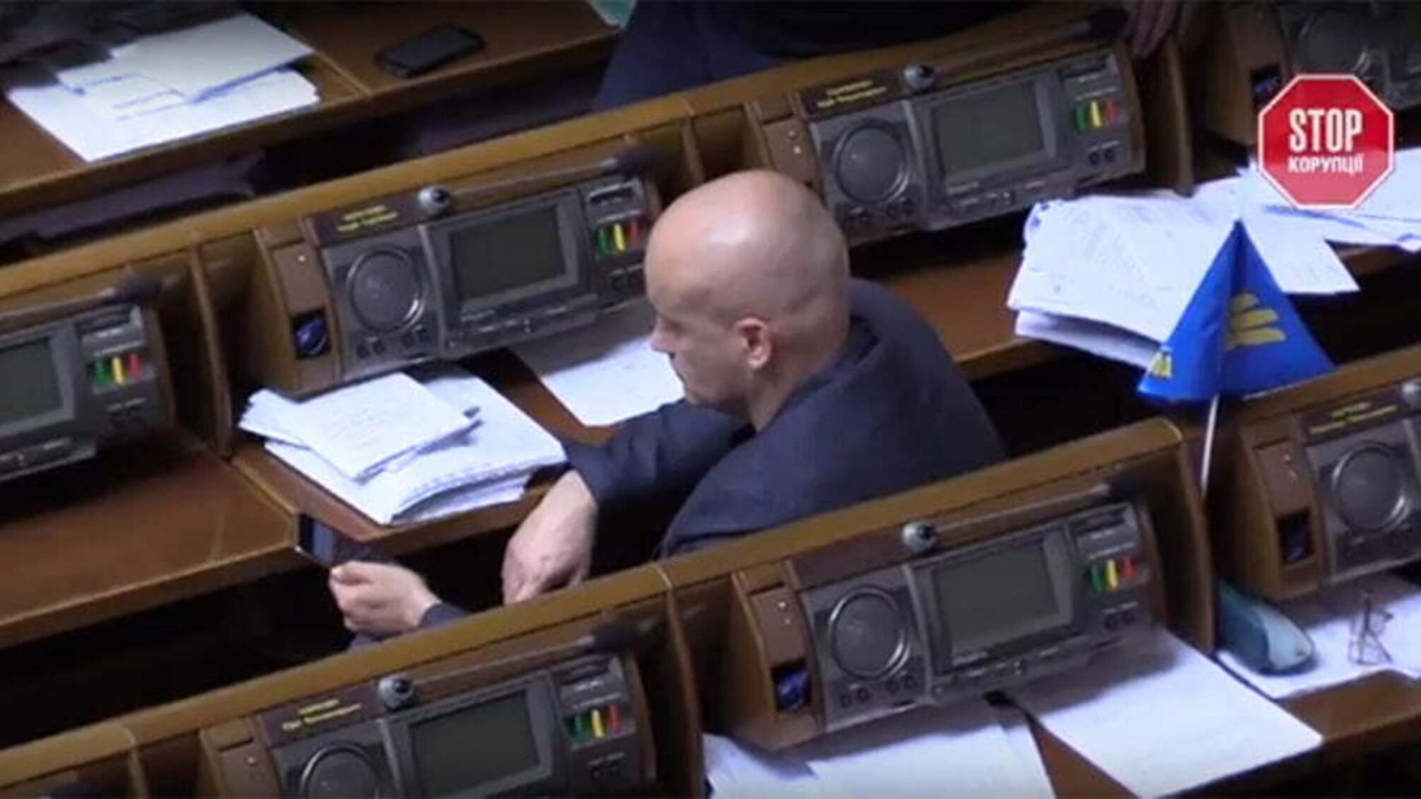 За бездіяльність нардепа Денисенка українці вже заплатили мільйон гривень