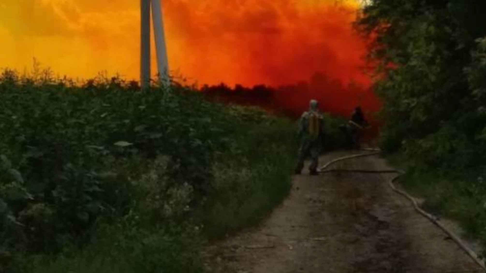 Екологічне лихо на Дніпропетровщині: рятувальники намагаються ліквідувати витік азотної кислоти