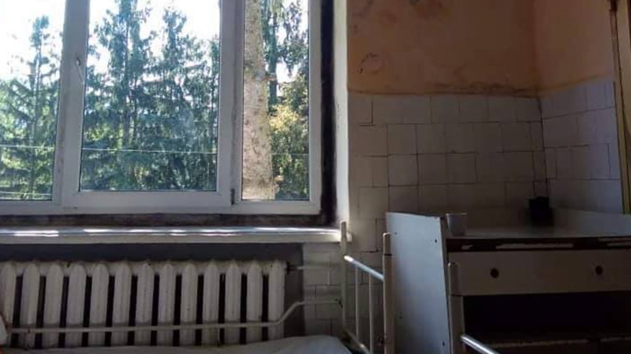 Чорні стіни та напіврозвалені меблі – шокуючі фото лікарні на Закарпатті (ФОТО)