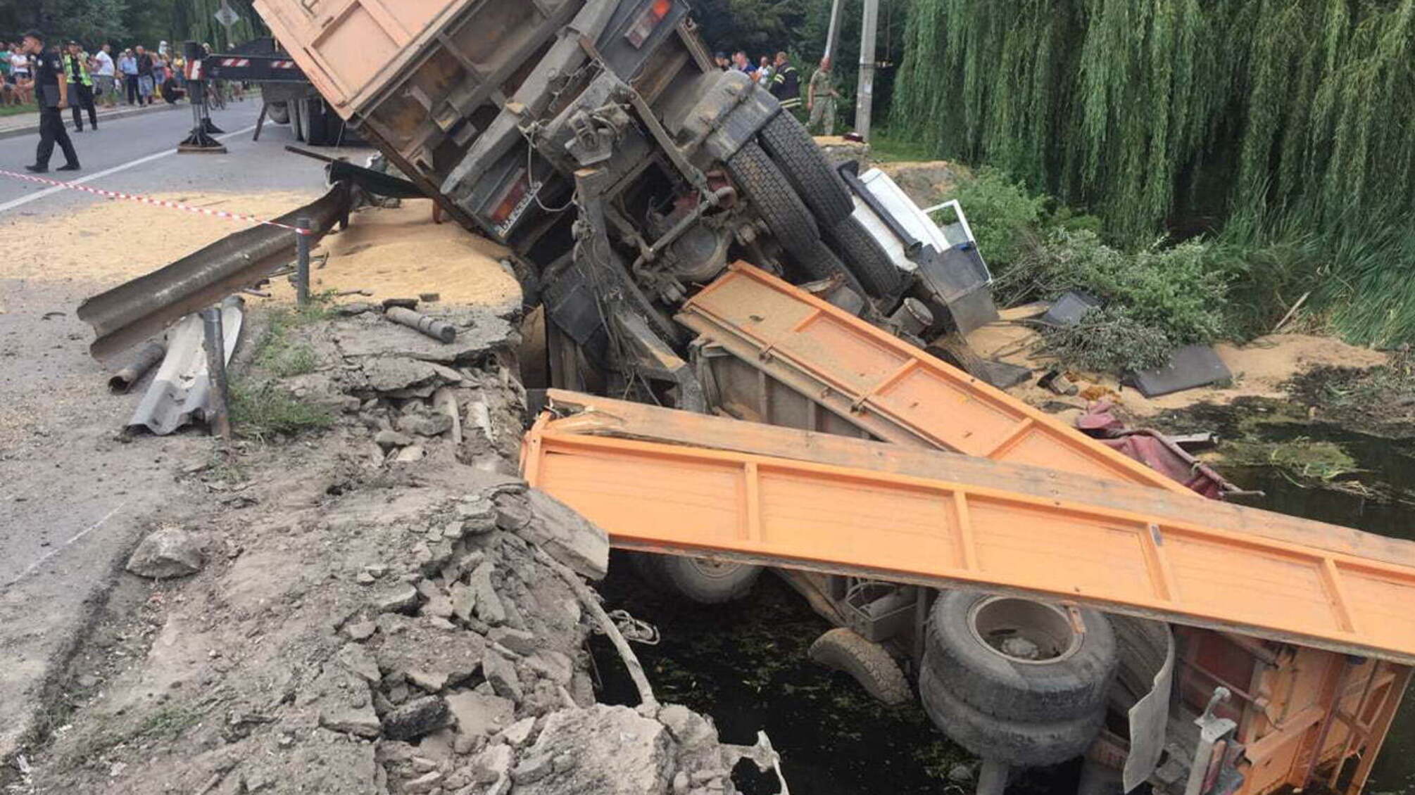 На Хмельниччині вантажівка з зерном впала в річку