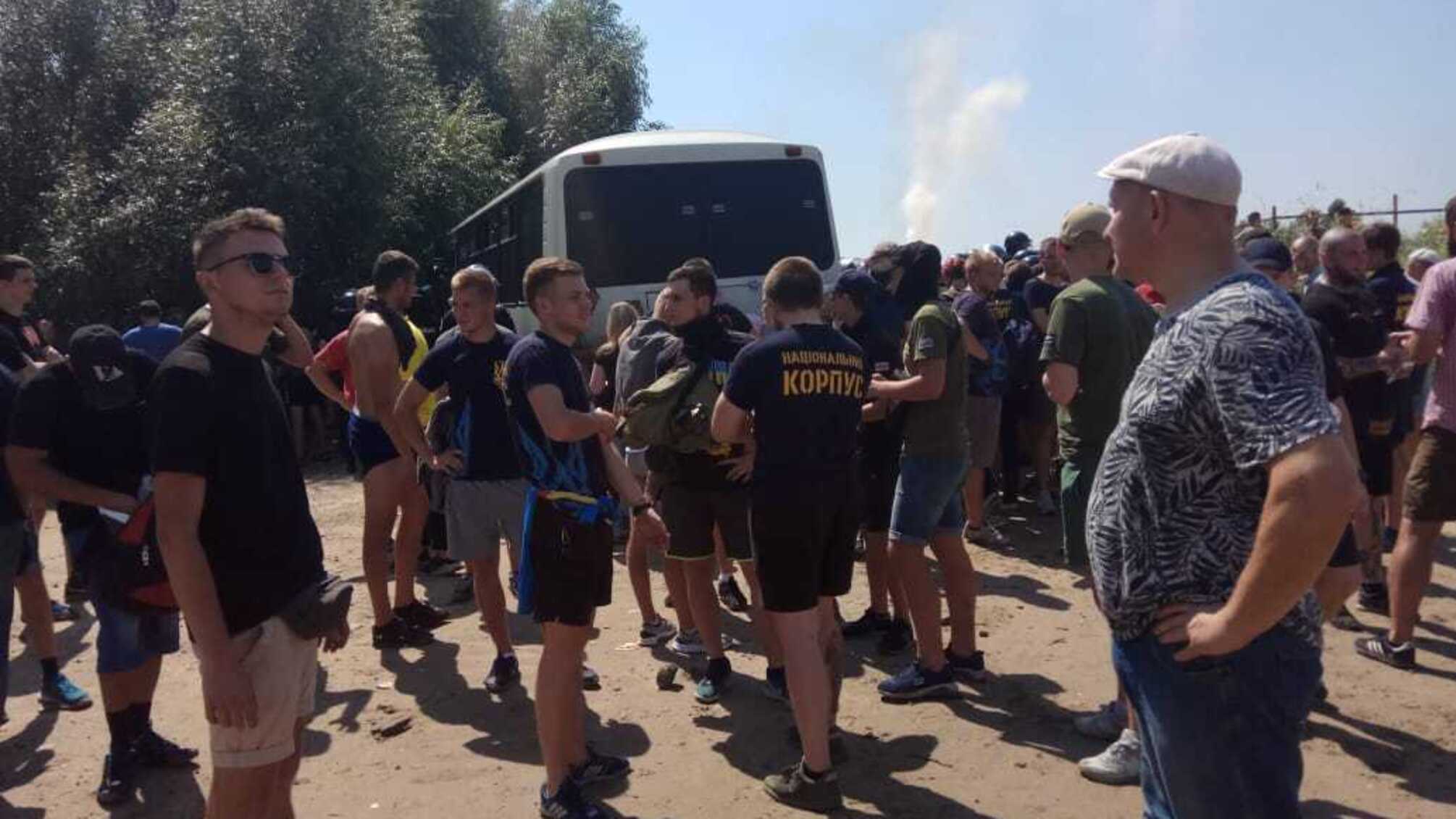 Сутички між активістами та правоохоронцями на Позняках тривають