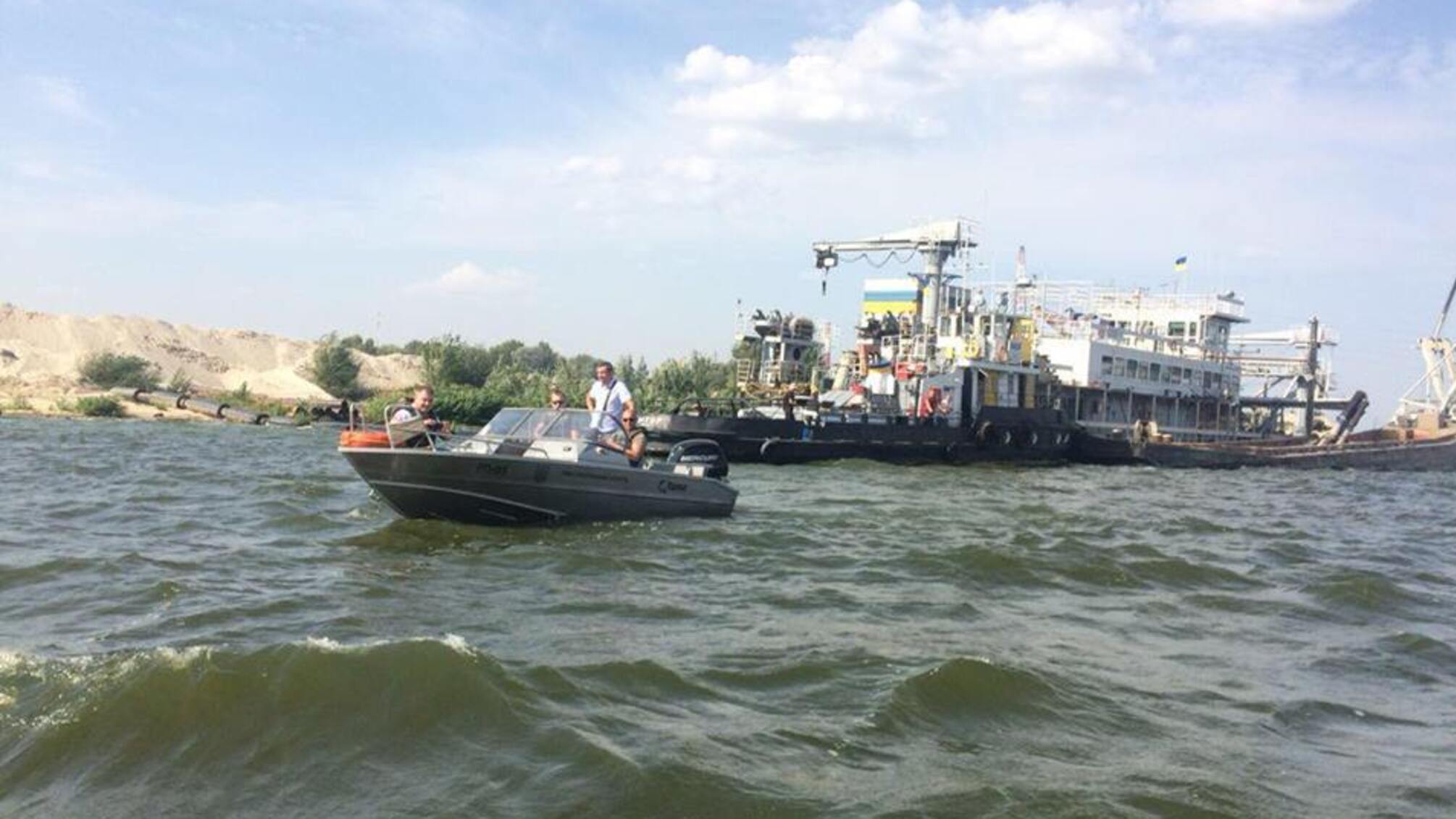 Знову за своє: піщані браконьєри на Видубичах у Києві продовжують нелегальний видобуток