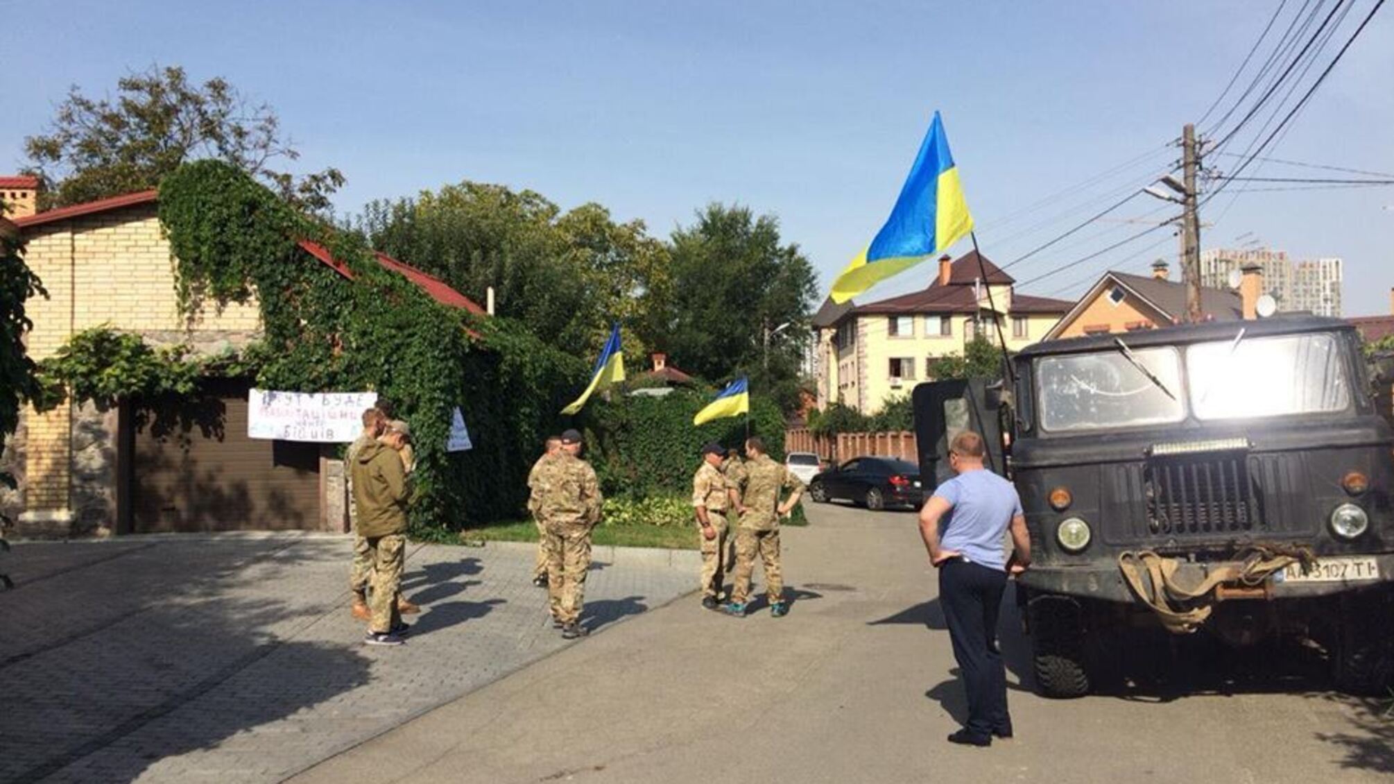 Бойова техніка під будинком рейдерки: до Софієнко прийшли АТОвці