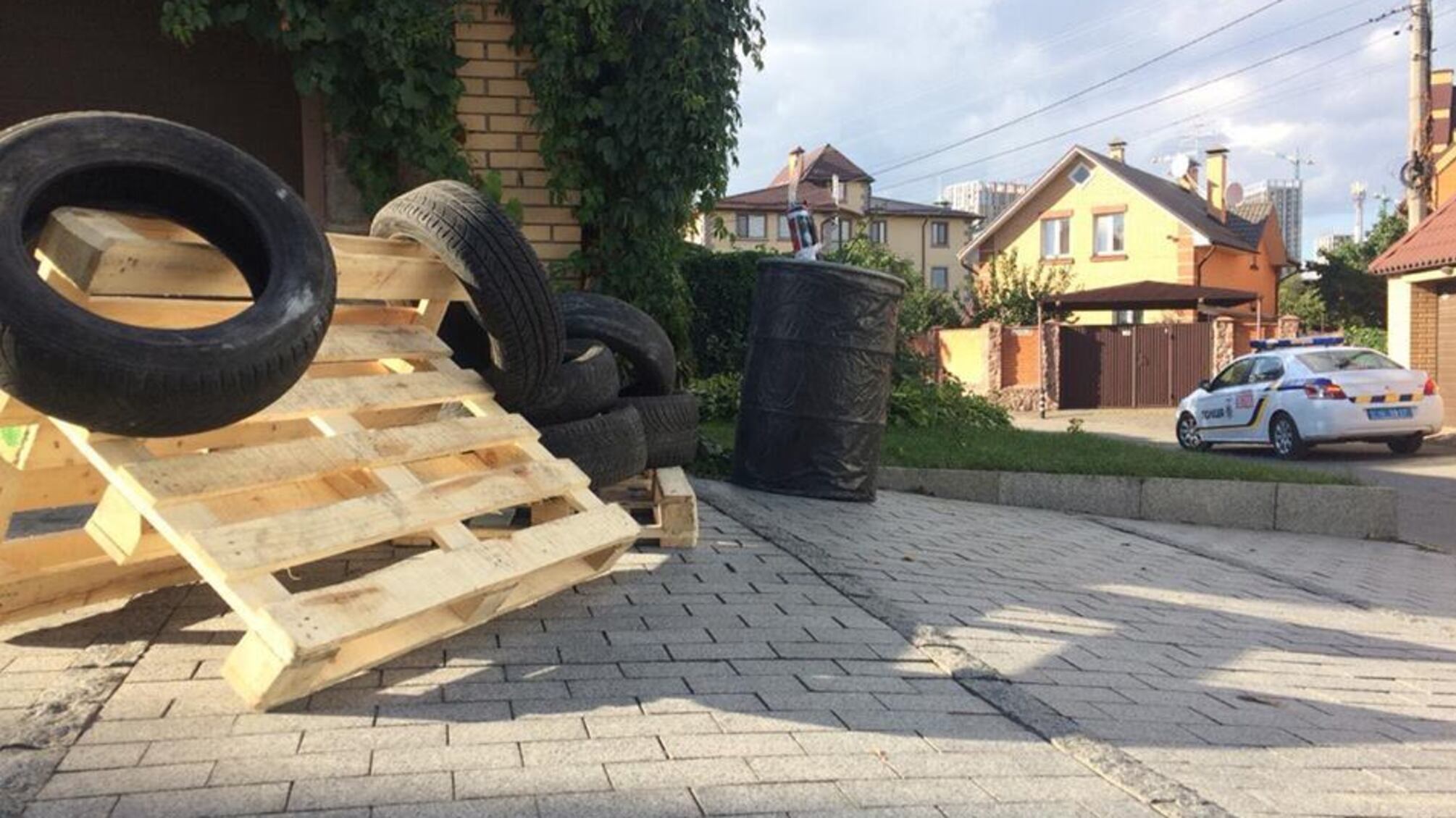 Лесю, не плач! Рейдерка Софієнко впала в істерику через мирну акцію атовців під її будинком