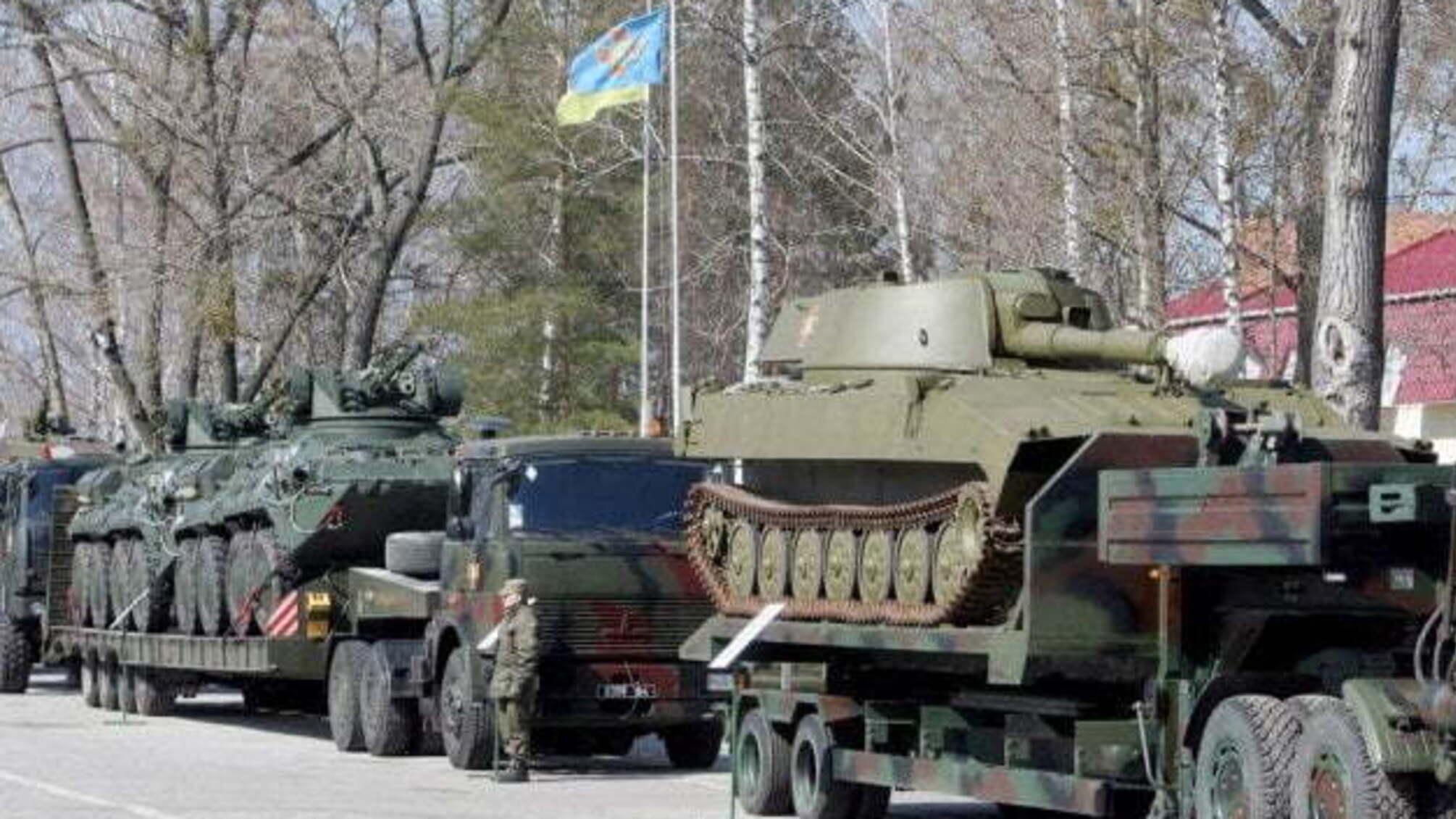 Угорщина догралась: опубліковано відео руху великої колони бронетехніки ЗСУ в сторону Закарпаття