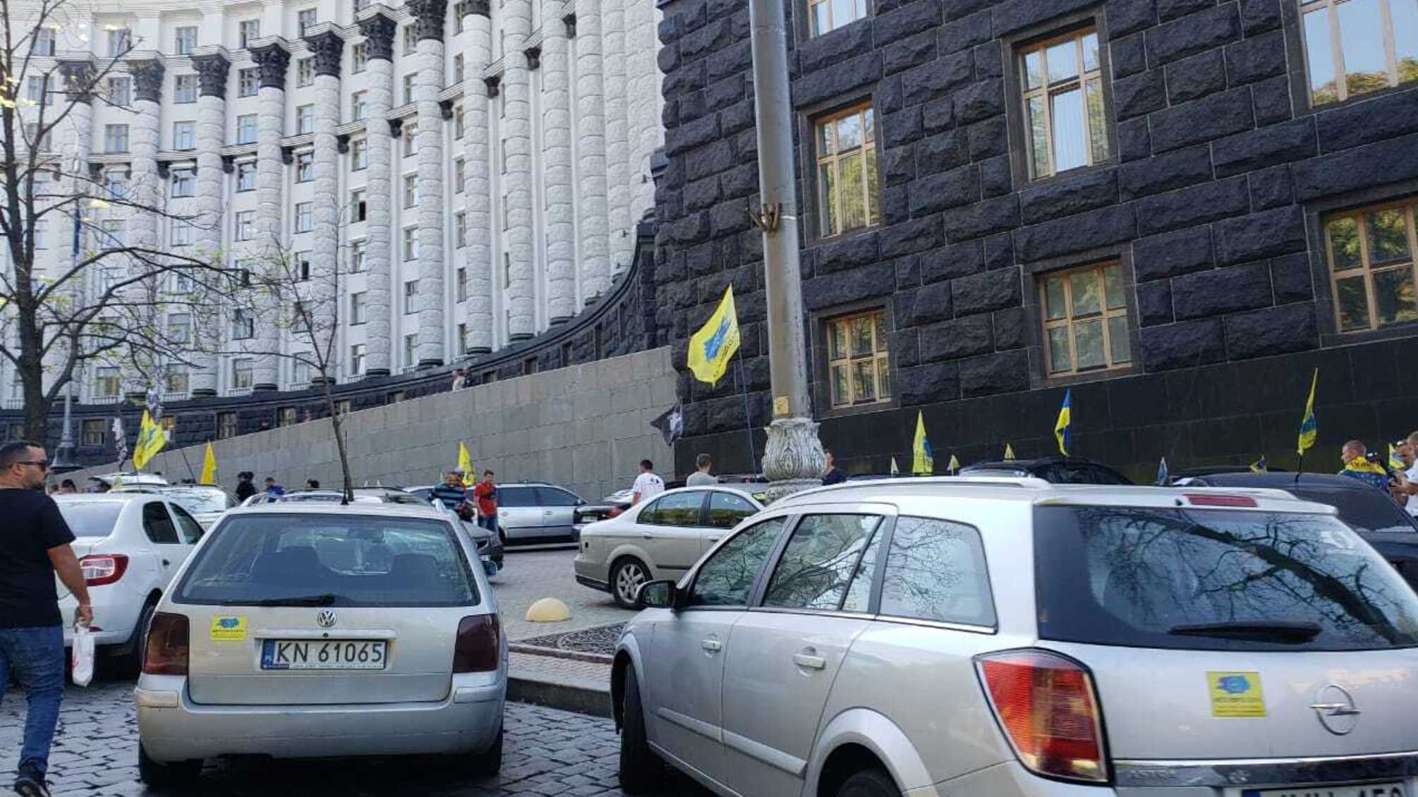 Під стінами Кабінету міністрів власники 'євроблях' проводять масовий мітинг (ФОТО)
