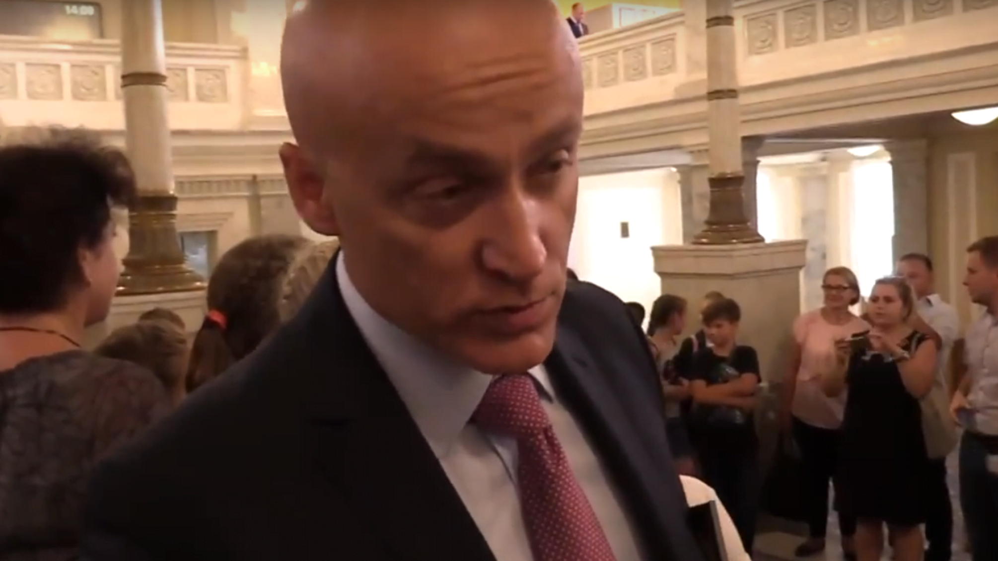 Нардеп Денисенко знайшовся. Але відразу втік (ВІДЕО)