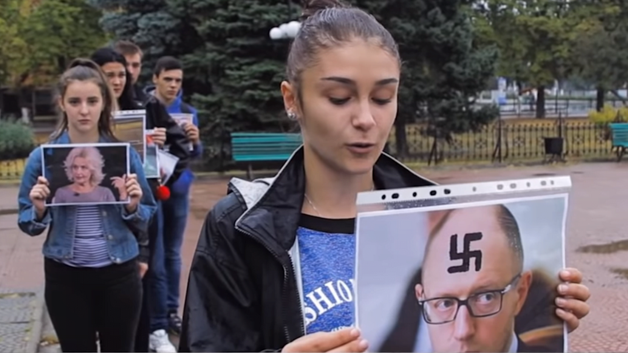 На Донбасі молодь влаштувала 'судилище' над 'винуватцями' війни на Донбасі