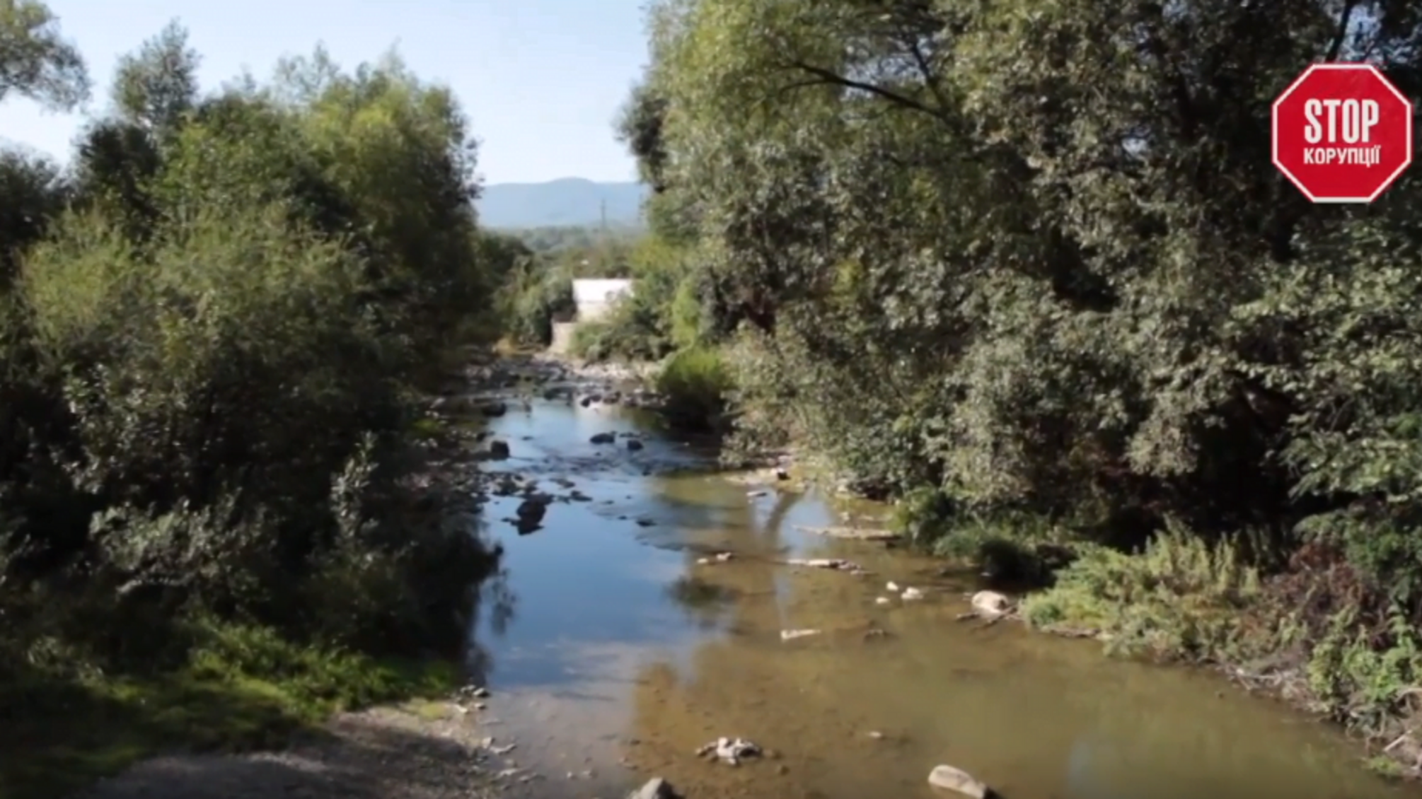 Чий берег, того й вода? На закарпатському курорті триває боротьба за водогін