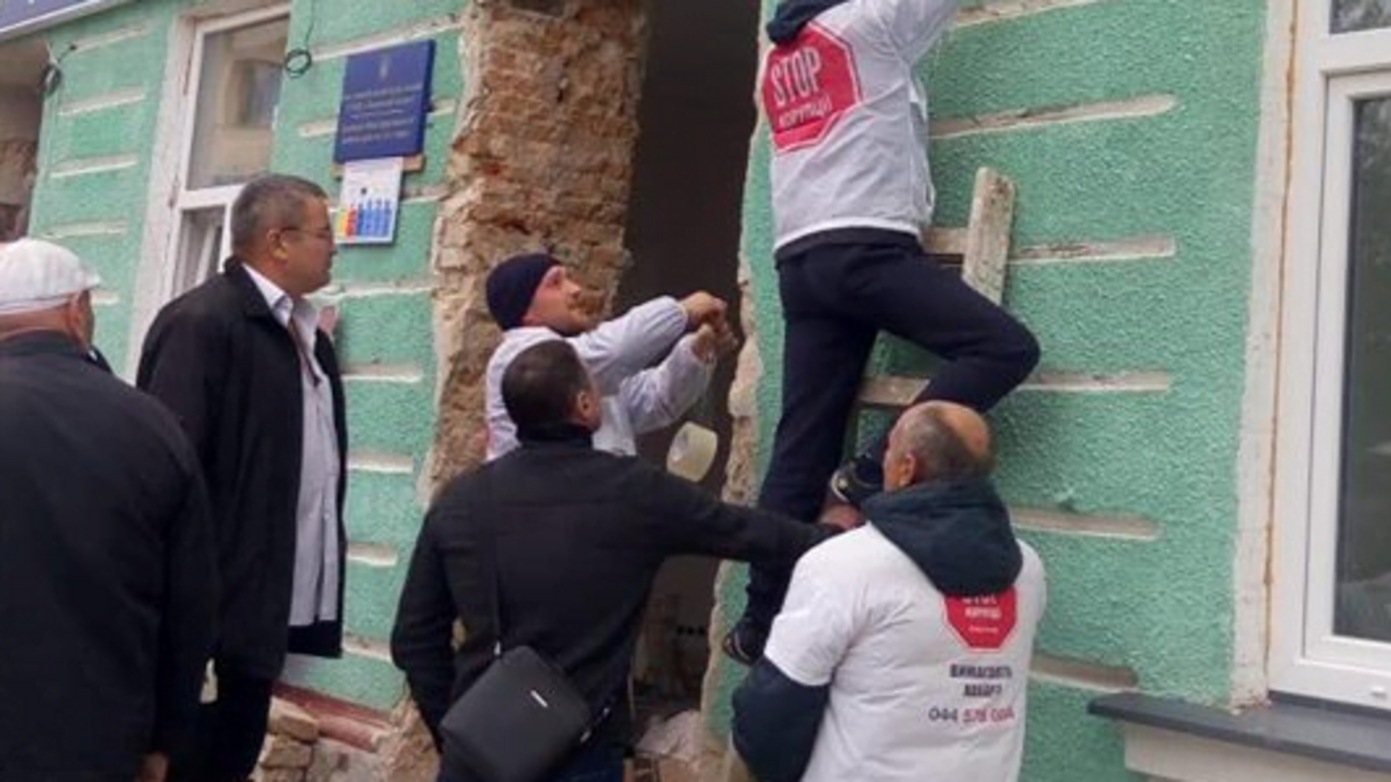 Без дверей і прапора: активісти повісили державний стяг на відділ поліції на Львівщині