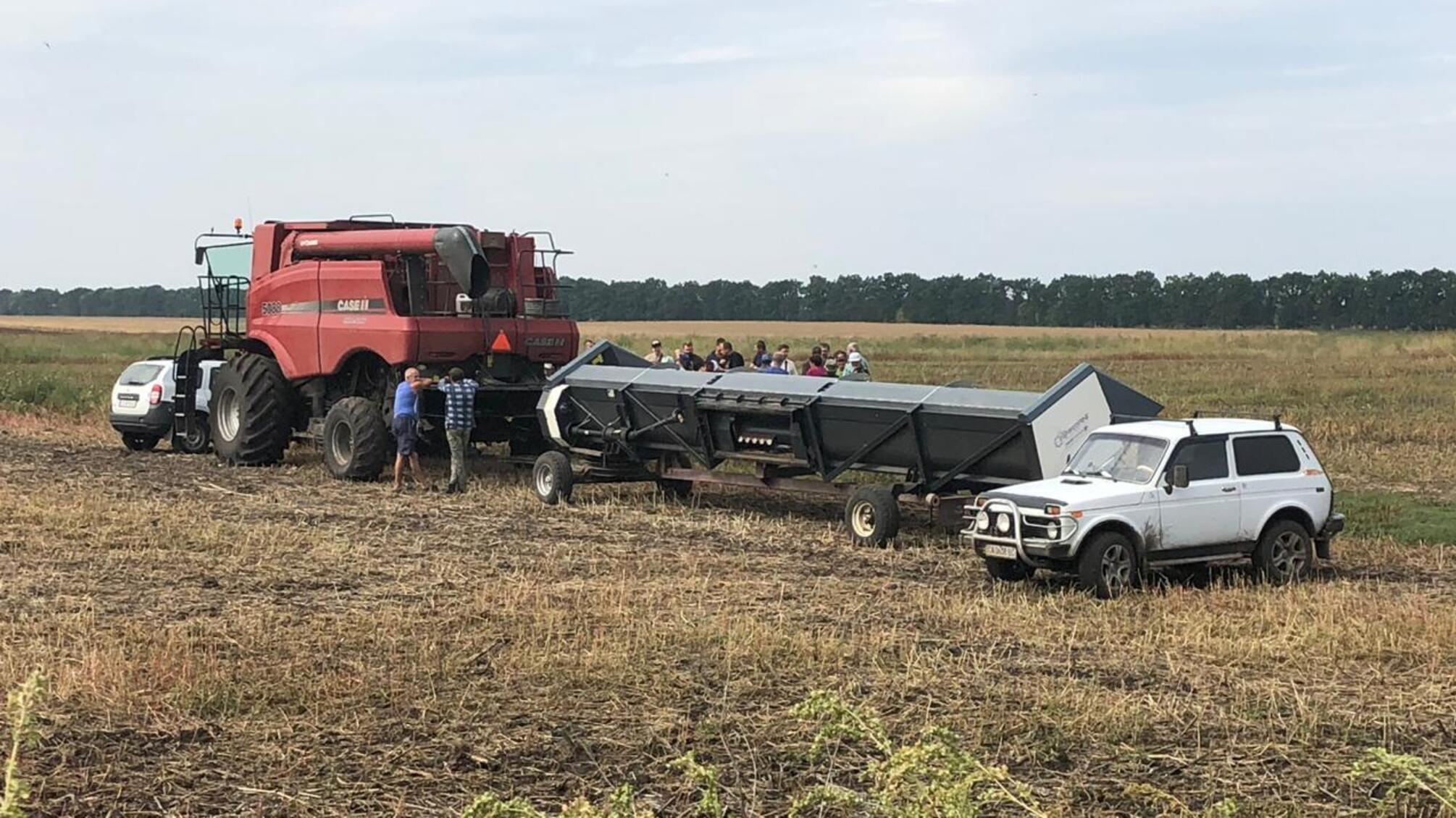 'Грачі налетіли': на Київщині агрорейдери захоплюють чужий врожай (фоторепортаж)