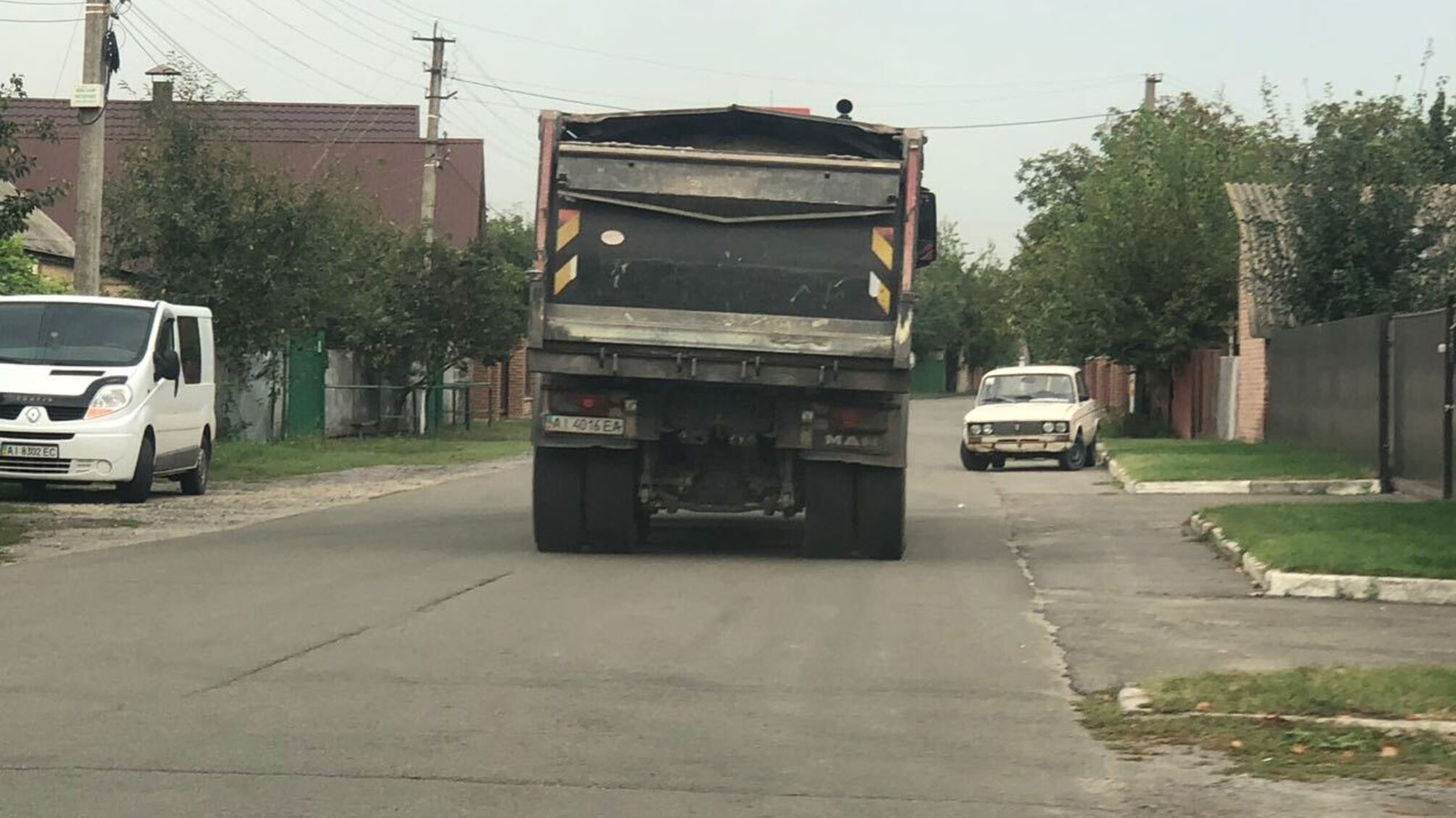 Повернути вкрадене: у Києві вантажівка везла нелегальний пісок на завод