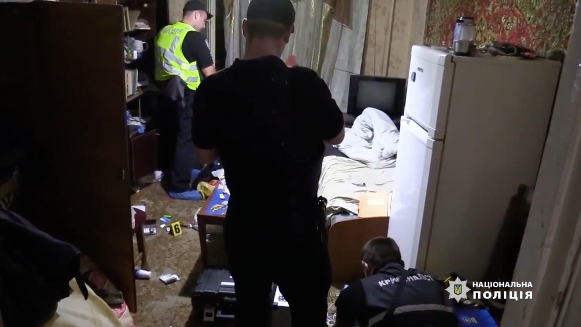 У Києві чоловік кілька днів жив в квартирі з трупом, а потім сховався від поліцейських під диван (ФОТО, ВІДЕО)