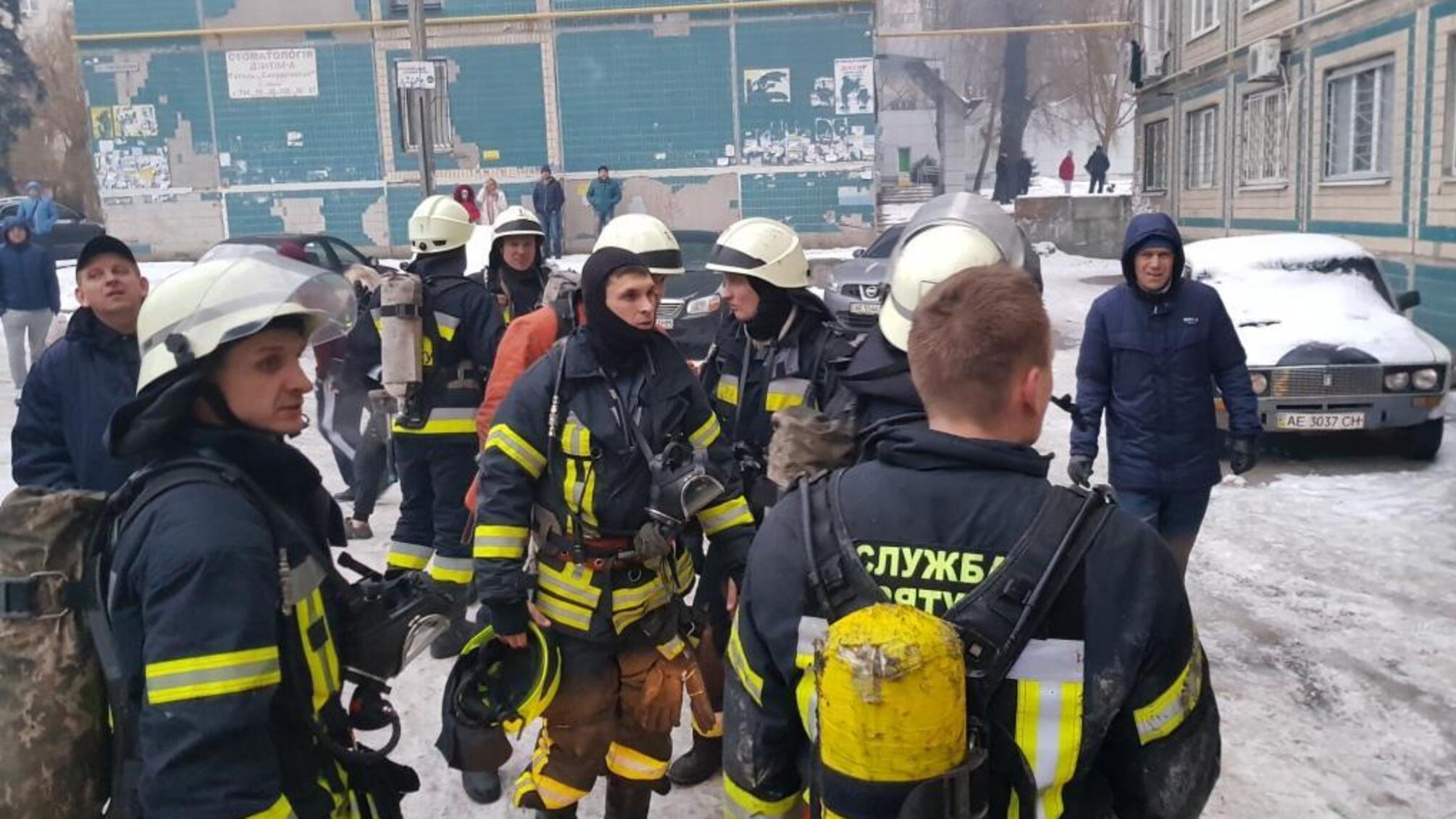 Пожежа у багатоповерхівці Дніпра: працівники ДСНС врятували з вогню двох людей