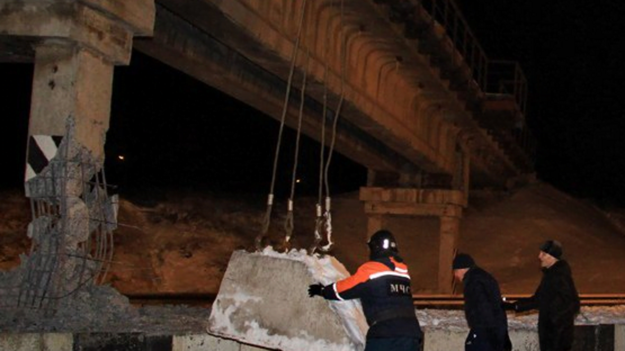 В окупованому Донецьку підірвали міст – перше фото з місця НП