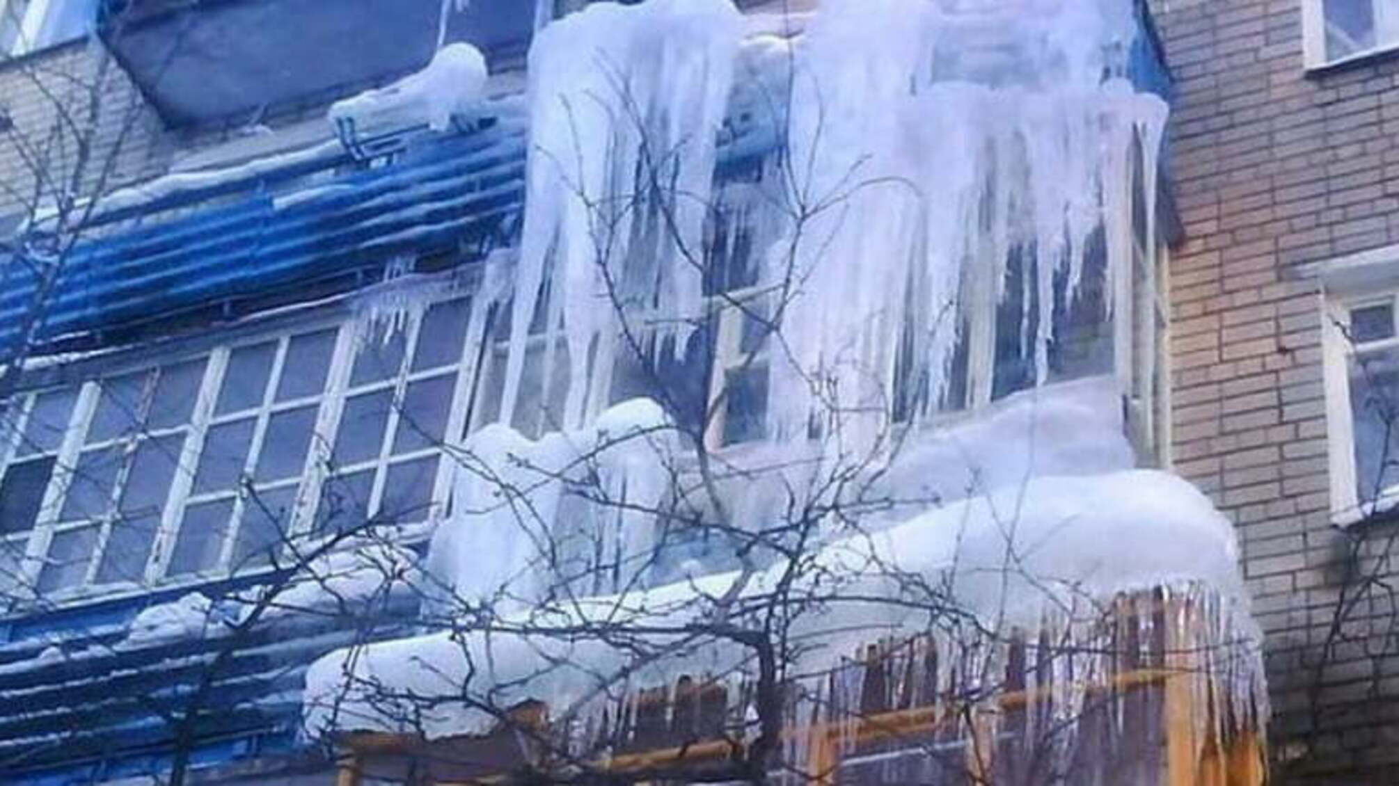 У центрі Києва величезна брила льоду ледь не впала на групу перехожих